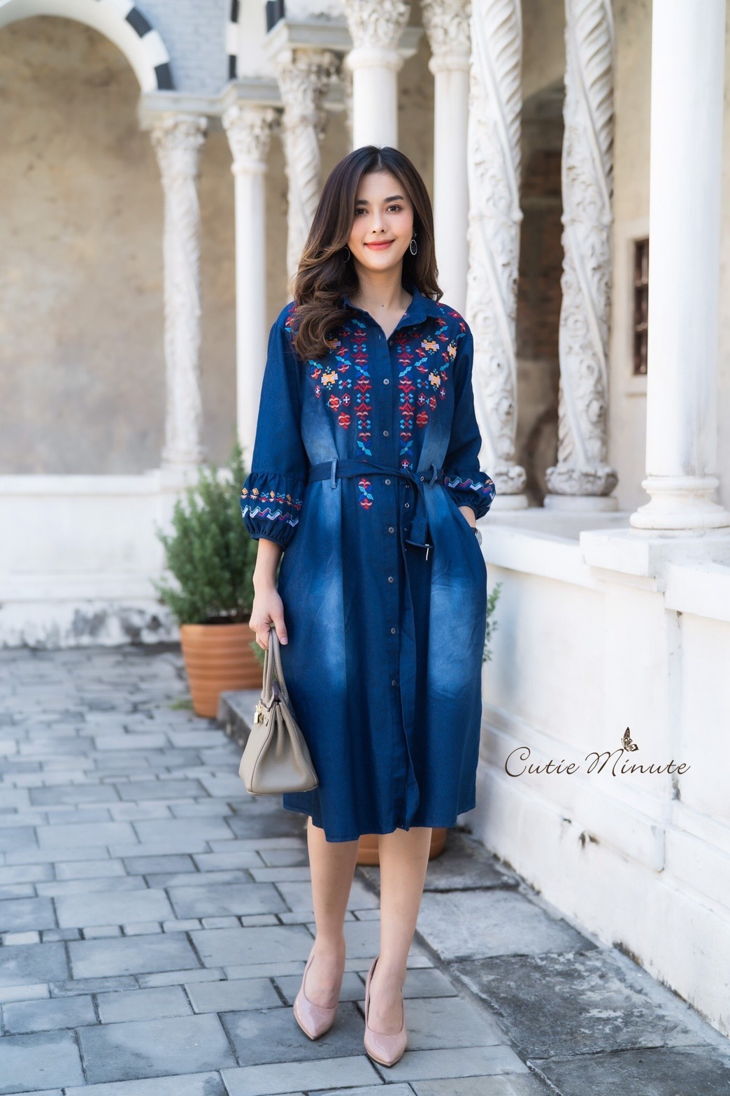 SaLe+++14082 Maxi+Mark เดรสผ้ายีนส์เกรดพรีเมี่ยม เนื้อผ้ามีความนุ่ม ผ้ายืดหยุ่นใส่สบาย แขนปลายพองเล็กๆงานฟอกสวยๆ ดีเทลปักลายสวยมากค่ะ มีกระเป๋า2ข้าง มาพร้อมกับเข็มขัด แยกชิ้นมากับชุด งานสวยเกรดระดับขึ้นห้างใส่แล้วสวยเก๋ ไม่ซ้ำใครนะคะ ** Mask ทรงสวยปรับเข้