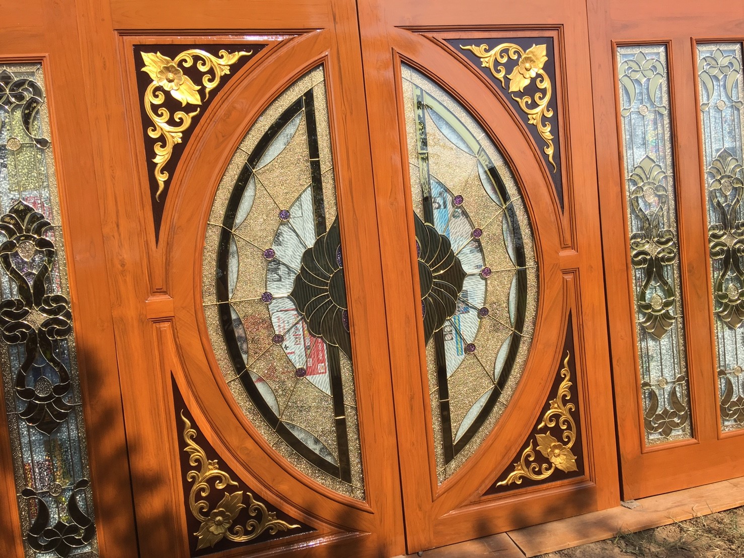 ประตูบานเลื่อนไม้สักกระจกนิรภัย GBBB - 07 (คลิกรายละเอียดที่รูป)