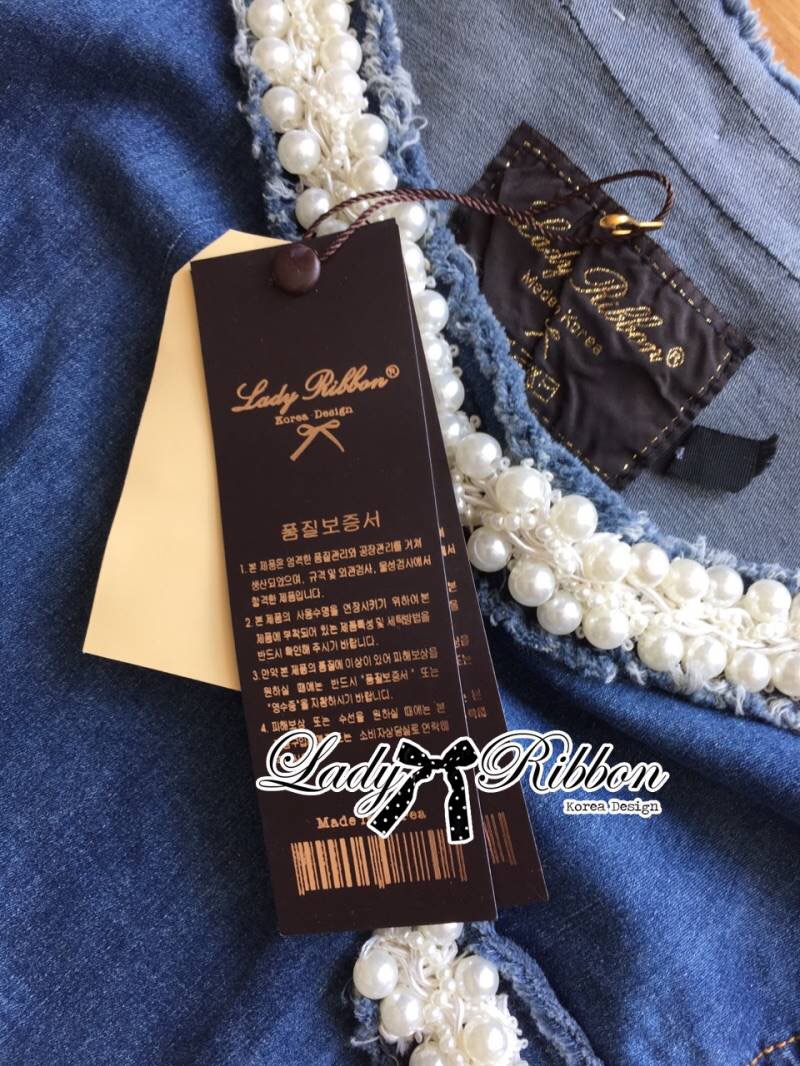 SALE++D8465**อก36**เดรสแขนสั้นผ้าเดนิมตกแต่งมุกและลูกไม้ ทั้งตัวเป็นพื้นผ้าเดนิมสีน้ำเงินเข้ม ฟอกสีนิดๆที่ช่วงกลางตัว ช่วงคอเสื้อ กระเป๋าสองข้างหน้าอก และชายแขนเสื้อ เพิ่มลูกเล่นด้วยการตกแต่งมุกสีขาวครีมแน่นๆ งานปักเนี้ยบละเอียดมากค่ะ ชายกระโปรงตัดต่อผ้าล