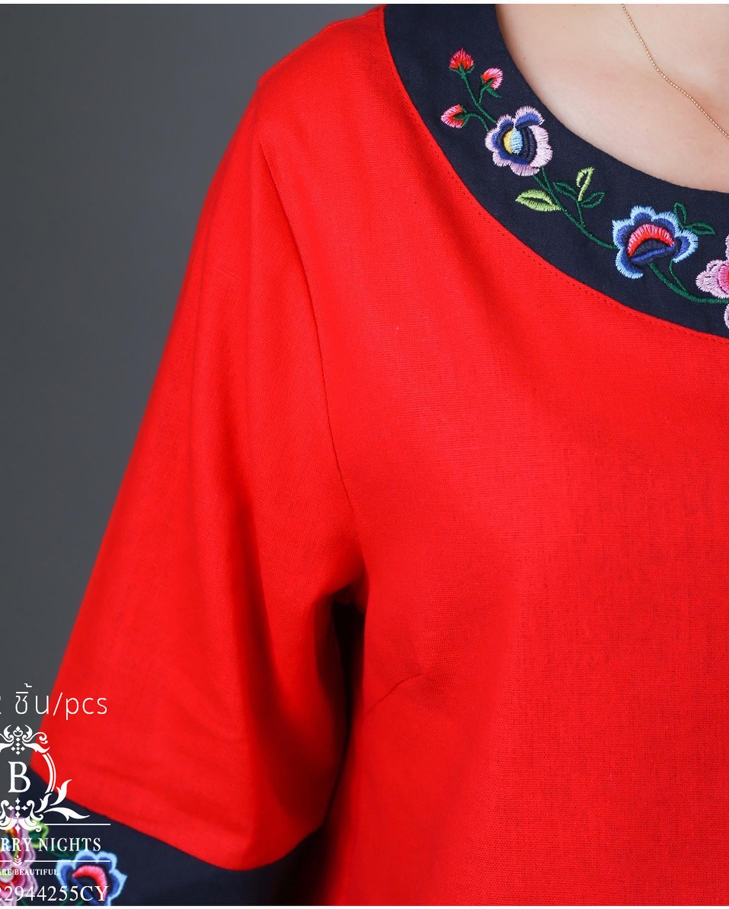 BLUEBERRY NIGHTS 14130 ชุดเซ็ตผ้าฝ้ายธรรมชาติ เสื้อผ้าฝ้ายธรรมชาติเนื้อดีเกรดพรีเมี่ยม เนื้อผ้านุ่มใส่สบายมากๆๆ ดีเทลผ้าสีพื้นตัดสลับสี ปักลวดลายดอกไม้หน้าและหลัง แพทเทิร์นกางเกงสีพื้นขายาว เอวยางยืดอิลาสติกอย่างดี มีกระเป๋าข้างซ้าย-ขวา ใส่สบายมากๆ ใส่เที