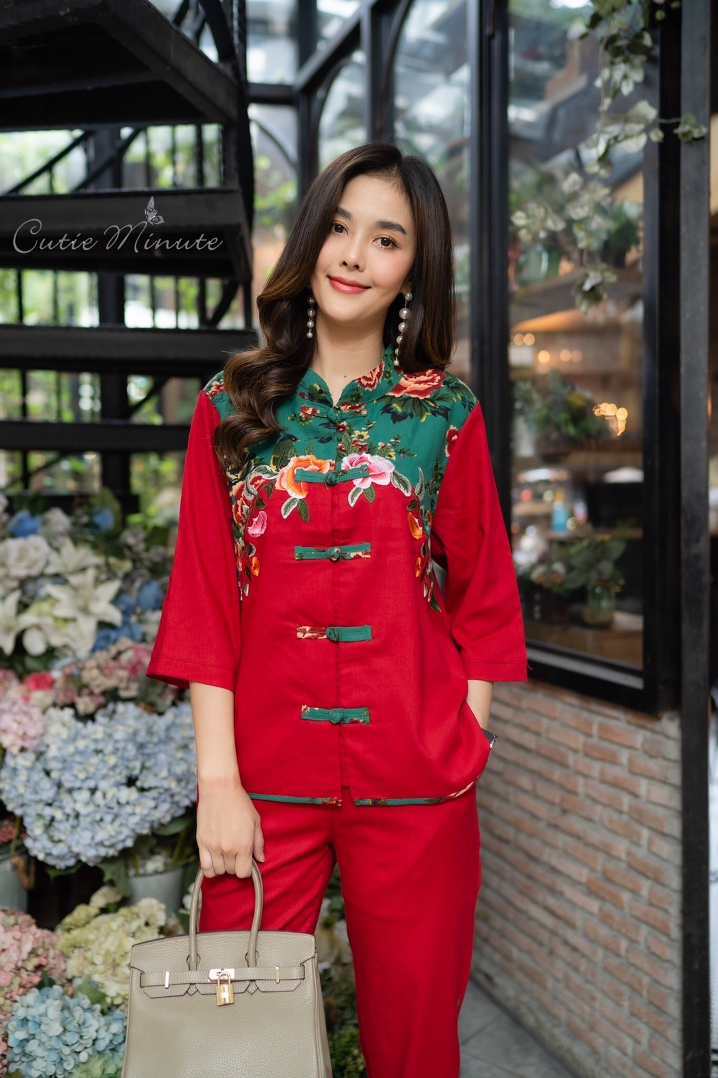 SaLe++#Cutie Minute 14110 ชุดเซ็ทผ้าลินินเกรดพรีเมี่ยม เนื้อผ้านิ่มกำลังดี ดีเทลตกแต่งด้วยงานปักผสมผ้าลายดอกไม้ กางเกงมีกระเป๋าซ่อน ชุดเเต่งด้วยกระดุมจีน กุ้นขอบที่ชายเสื้อ ชุดนี้สวยมากค่ะ ใส่ชุดเดียวสวยสมบูรณ์แบบเลยนะคะ หรือจะแยกชิ้นใส่แมทช์กับชุดอื่นก็ส