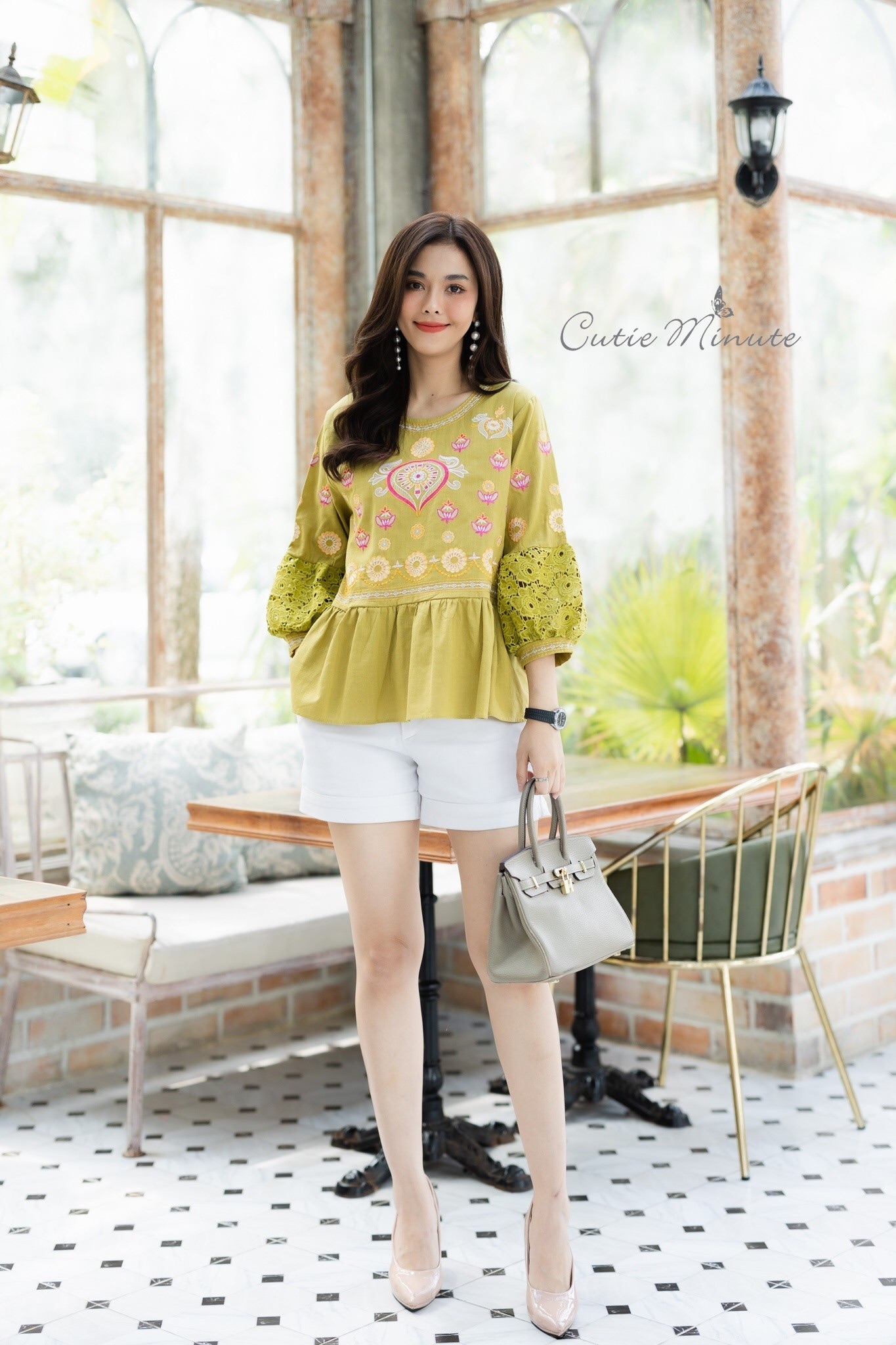 SaLe++#Cutie Minute B3695 เสื้อลินินเกรดพรีเมี่ยม เนื้อผ้าขึ้นลาย เนื้อผ้ามีความนุ่ม ผ้าดีมากค่ะ งานปักฝีมือสวยมากๆค่ะ แต่งเติมแขนด้วยลูกไม้เนื้อหนาสวยสวย เสื้อดีเทลจับจีบระบายเล็กๆ งานปักสวยเนียบ ใส่สวย ใส่สบายจริงๆค่ะ มี 4 สี ฟ้าคราม ส้มอิฐ เขียวไพร ชมพ