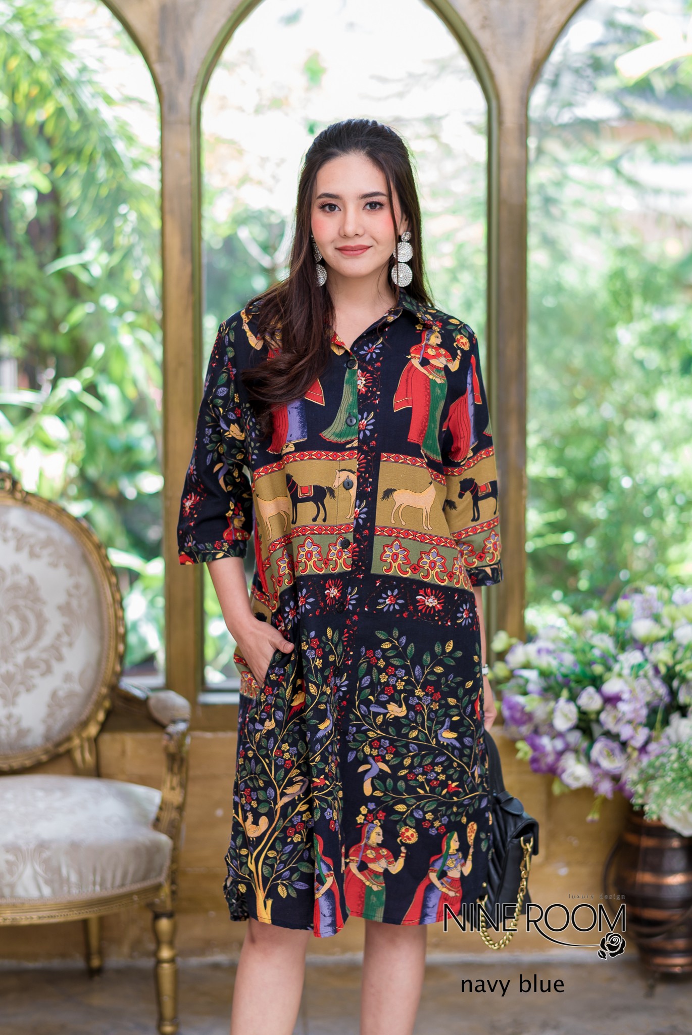 SaLe+++#Nine Room 14046 SHIRT DRESS -เชิ๊ตเดรสคอปก พร้อมสาบกระดุมยาวด้านหน้าใช้ผ้าฝ้ายผสมลินิน(cotton mix linen) ตัวผ้าไม่หนา-ไม่บาง ระบายอากาศดี ไม่ร้อน มีความโดดเด่นด้วยลายอิยิปต์-ฟาโรห์ลายสวยๆทั้งตัว เสริมคัทติ้งด้วยการผ่าชายข้างเพื่อความสวยงาม และมีกร