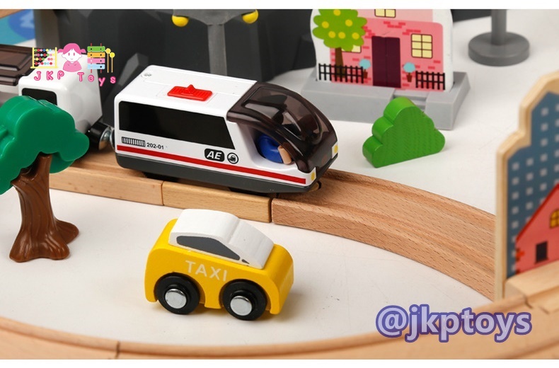 บล็อคไม้ รางรถไฟไม้ 92ชิ้น มีเสียง รถใส่ถ่านวิ่งเองได้