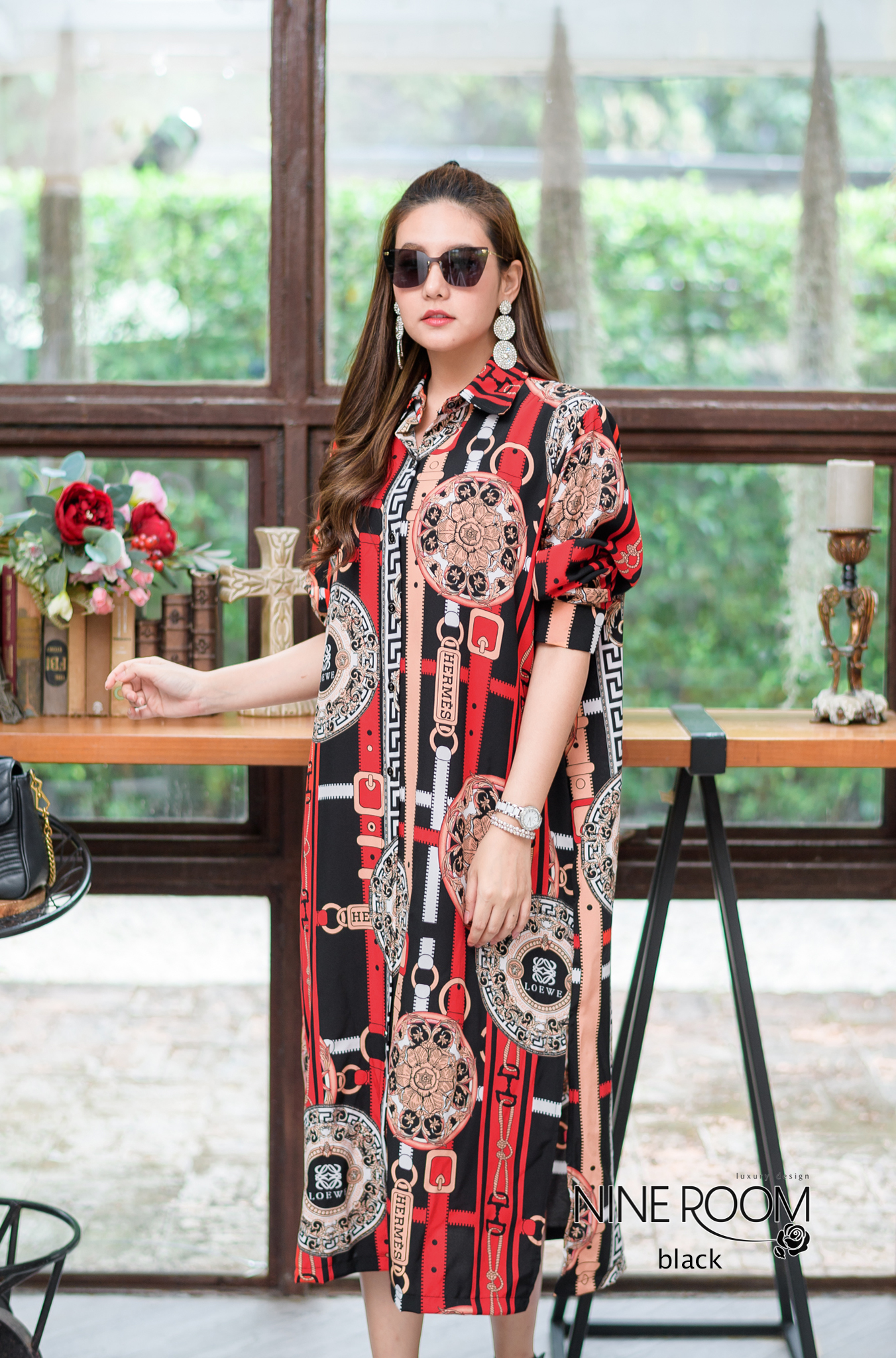 SaLe+++#Nine Room 14106 MAXI SHIRT - แม๊กซี่เชิ๊ตแขนยาวคอปก พร้อมสาบกระดุมยาวด้านหน้า ใช้ผ้าโพลี่ฯผสมซิลล์เกรดพรีเมี่ยม (PREMIUM POLY MIX SILK ) เนื้อผ้าดี ตัวผ้านุ่ม ไม่คัน มีความโดดเด่นด้วยงานพิมพ์ลายไฮแบรนด์ทั้งตัว มาพร้อมกระเป๋าข้างค่ะ •Color |3สี 1.