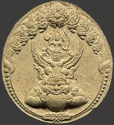 พระนารายณ์ทรงครุฑประทับพระราหู รุ่น๒ ท่านเจ้าคุณธงชัย วัดไตรมิตรวิทยาราม กทม. ปี๒๕๔๘ เนื้อผงว่านขาว แผ่นยันต์หนุนดวงทองแดง พิมพ์ใหญ่