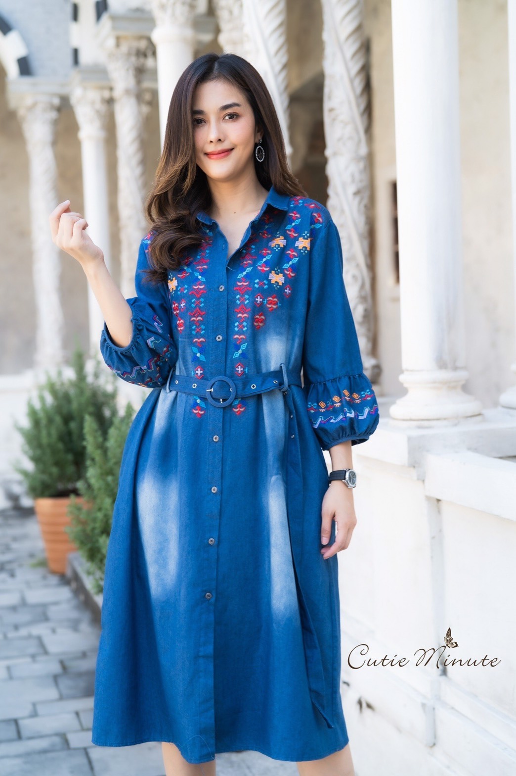 SaLe+++14082 Maxi+Mark เดรสผ้ายีนส์เกรดพรีเมี่ยม เนื้อผ้ามีความนุ่ม ผ้ายืดหยุ่นใส่สบาย แขนปลายพองเล็กๆงานฟอกสวยๆ ดีเทลปักลายสวยมากค่ะ มีกระเป๋า2ข้าง มาพร้อมกับเข็มขัด แยกชิ้นมากับชุด งานสวยเกรดระดับขึ้นห้างใส่แล้วสวยเก๋ ไม่ซ้ำใครนะคะ ** Mask ทรงสวยปรับเข้