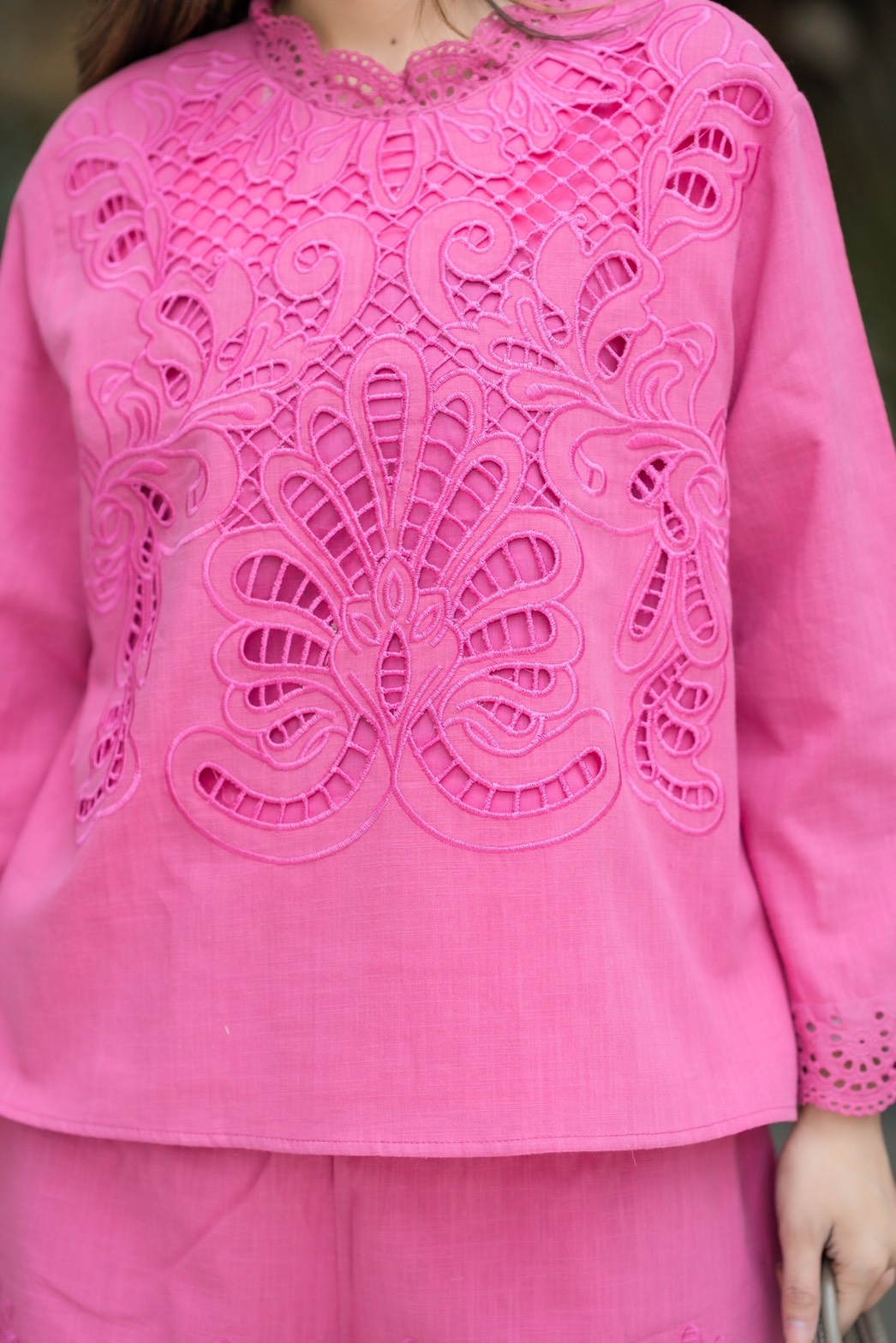 SaLe++14015**ชุดเซ็ท+Maskขาสั้นผ้าลินินเกรดพรีเมี่ยม เนื้อผ้าดี งานดีเทลปักฉลุทั้งตัวสวยมากค่ะ อลังการสุดๆ แต่งขอบตัวผ้าลูกไม้ ชุดเซ็ทดีไซน์สวยเก๋ มีซับในทั้งชุด กางเกงมีกระเป๋าซ่อน ชุดสวยผ้าดีใส่สบาย เหมาะกับอากาศบ้านเรามากๆค่ะ ** Mask ทรงสวยปรับเข้ากับโ