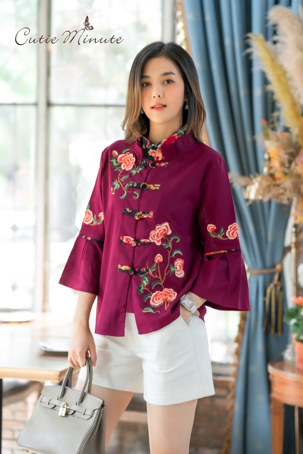 Sale+++#Cutie Minute B3639 เสื้อผ้าฝ้ายลินินเกาหลีเกรดพรีเมี่ยม เสื้อไตส์จีนเก๋เก๋ ดีเทลปกคอ2ชั้นจับจีบสวยงาม แขนจับจีบบานนิดๆ มาพร้อมงานปักดอกไม้สวยมากค่ะ ดีเทลเเน่นทั้งตัว สวยเลอค่ามากค่ะ มี สี เขียว กรม ส้ม อก ฟรีไซส์ 43" เอว ฟรีไซส์ 43" สะโพ