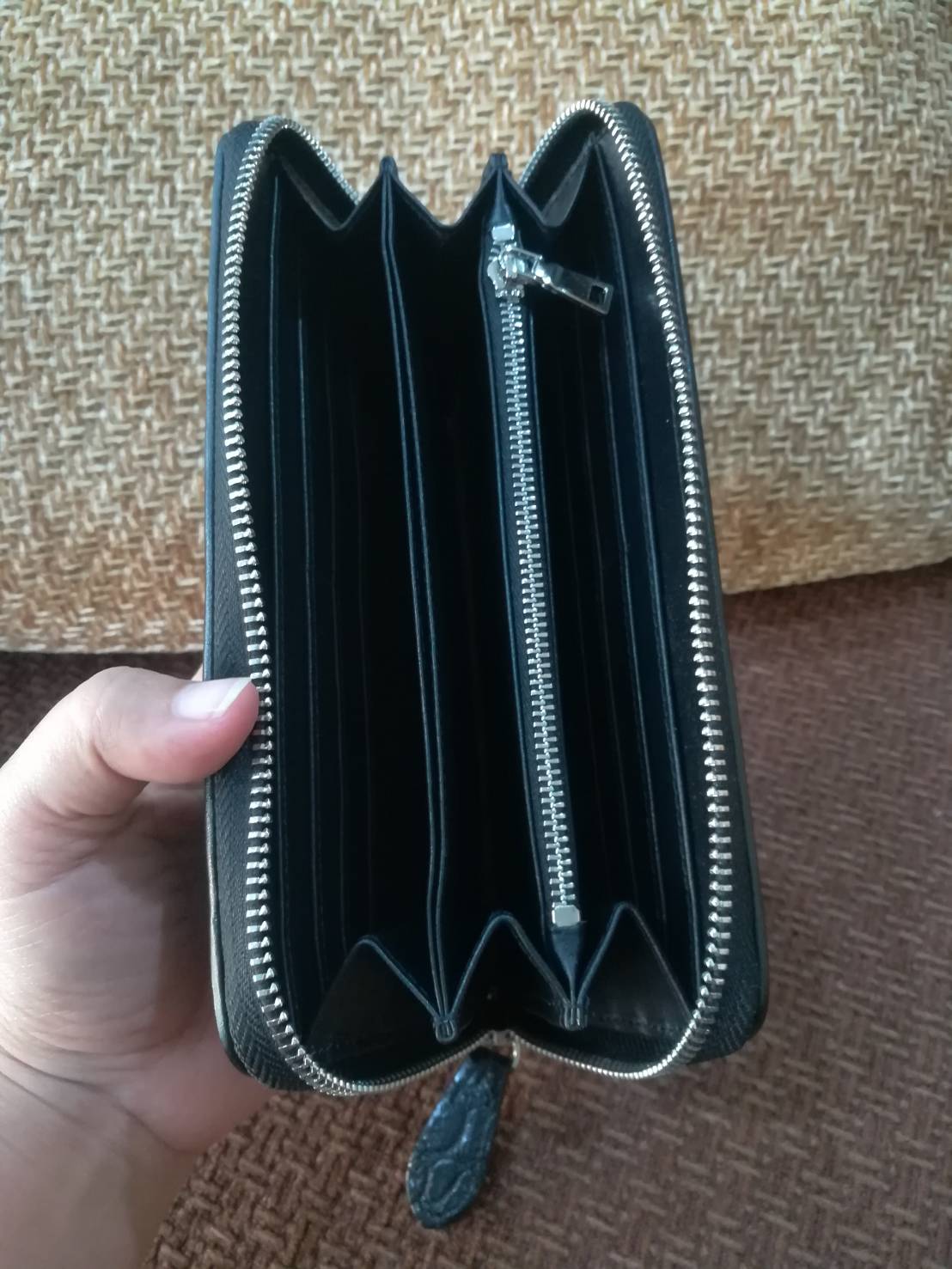 กระเป๋าหนังจระเข้แท้แบบซิปเดี่ยว; สีดำ