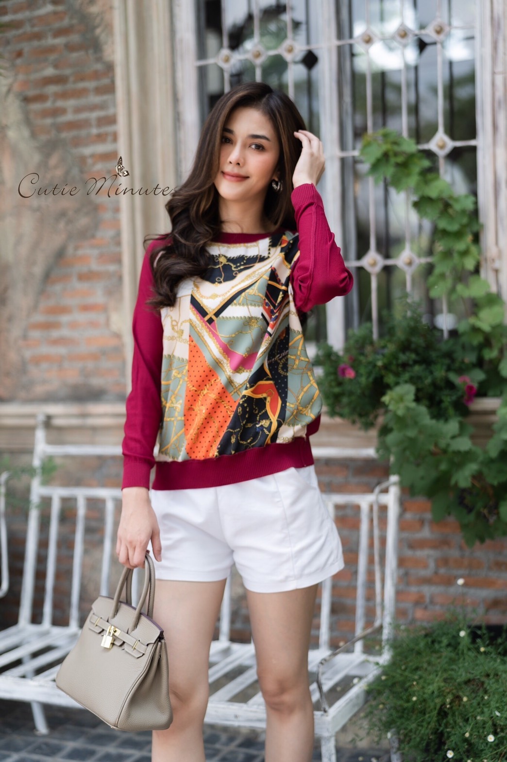 SaLe++#Cutie Minute B3255**เสื้อไหมพรมเนื้อบางเกรดพรีเมียม เนื้อแน่นสวยมากค่ะ ไหมพร้อมด้านหลังยืดได้เยอะค่ะ ด้านหน้าใช้ผ้าซาตินSilk พิมพ์ลาย สวยสุดๆเลยค่ะ เสื้อทรงเรียบง่าย วัยไหนใสก็สวยค่ะ ใส่คู่กับตัวไหนๆก็สวยนะคะ อก ฟรีไซส์ 44" (ก่อนยืด) เอว ฟรีไซ