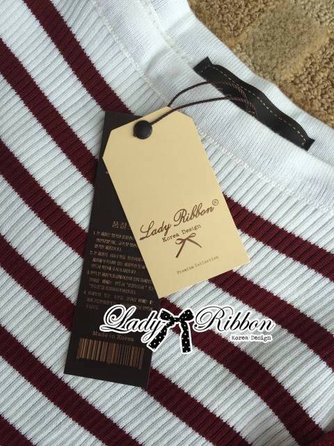 SAlE++D7446**set ผ้าไหมพรมทอลายทางสีแดง ตัวนี้จะเหมือนกับเป็นเอี๊ยมหน่อยๆนะคะ คือมีสายคาดจากไหล่ไปถึงกระโปรงน่ารักมากๆ ช่วงตัวเสื้อเป็นแขนสามส่วน ทอลายทางสีแดง-ขาว ช่วงกระโปรงที่เป็นเหมือนใส่เอี๊ยมเป็นสีแดงทั้งหมด ติดกระดุมด้านหน้า ผ่าหน้าด้วยแต่ไม่สูงค่ะ