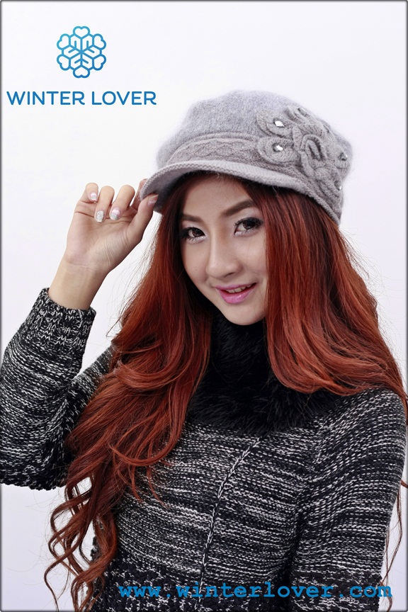 หมวกไหมพรมกันหนาวสีเทา ทรงแก็ปลายดอกไม้แต่งเพชรสวยหรู(พร้อมส่ง)(Free Size)