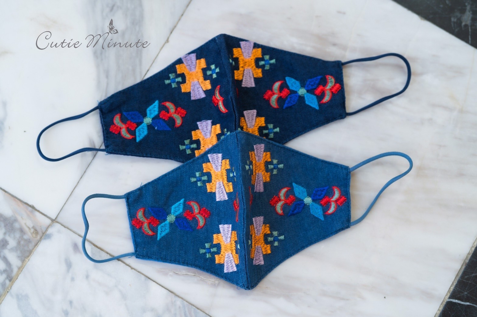 SaLe+++14082 Maxi+Mark เดรสผ้ายีนส์เกรดพรีเมี่ยม เนื้อผ้ามีความนุ่ม ผ้ายืดหยุ่นใส่สบาย แขนปลายพองเล็กๆงานฟอกสวยๆ ดีเทลปักลายสวยมากค่ะ มีกระเป๋า2ข้าง มาพร้อมกับเข็มขัด แยกชิ้นมากับชุด งานสวยเกรดระดับขึ้นห้างใส่แล้วสวยเก๋ ไม่ซ้ำใครนะคะ ** Mask ทรงสวยปรับเข้