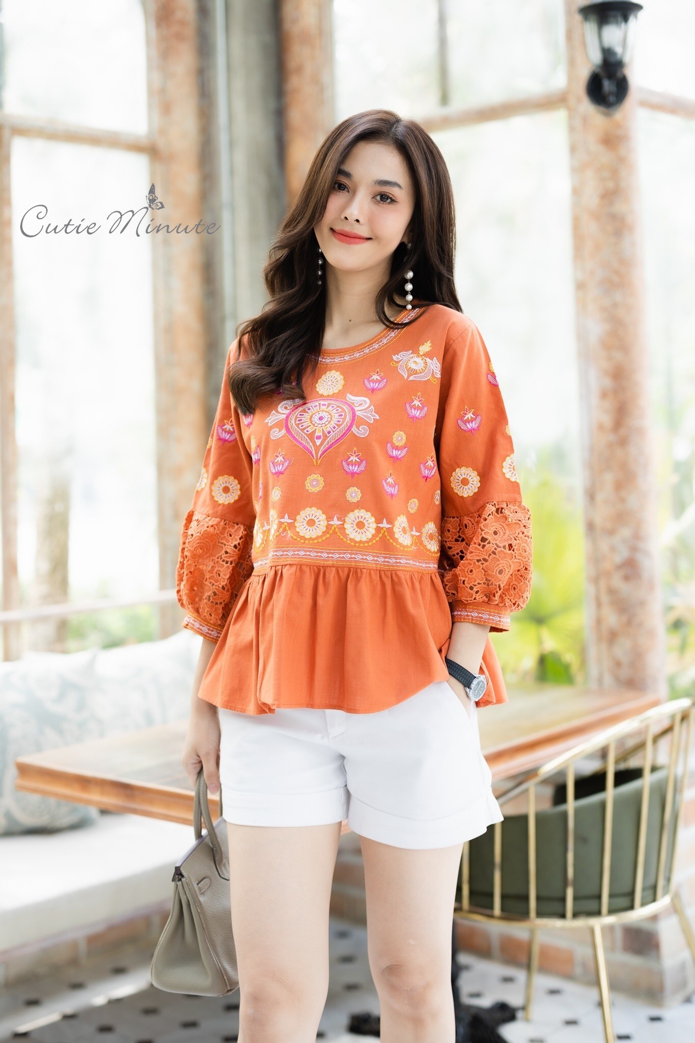 SaLe++#Cutie Minute B3695 เสื้อลินินเกรดพรีเมี่ยม เนื้อผ้าขึ้นลาย เนื้อผ้ามีความนุ่ม ผ้าดีมากค่ะ งานปักฝีมือสวยมากๆค่ะ แต่งเติมแขนด้วยลูกไม้เนื้อหนาสวยสวย เสื้อดีเทลจับจีบระบายเล็กๆ งานปักสวยเนียบ ใส่สวย ใส่สบายจริงๆค่ะ มี 4 สี ฟ้าคราม ส้มอิฐ เขียวไพร ชมพ