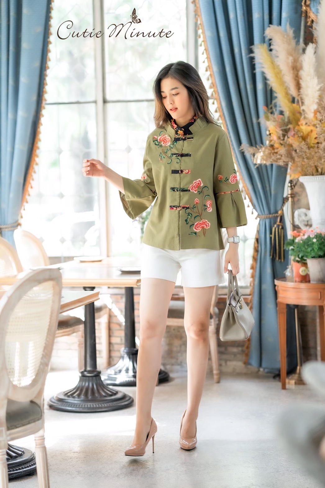 Sale+++#Cutie Minute B3639 เสื้อผ้าฝ้ายลินินเกาหลีเกรดพรีเมี่ยม เสื้อไตส์จีนเก๋เก๋ ดีเทลปกคอ2ชั้นจับจีบสวยงาม แขนจับจีบบานนิดๆ มาพร้อมงานปักดอกไม้สวยมากค่ะ ดีเทลเเน่นทั้งตัว สวยเลอค่ามากค่ะ มี สี เขียว กรม ส้ม อก ฟรีไซส์ 43" เอว ฟรีไซส์ 43" สะโพ