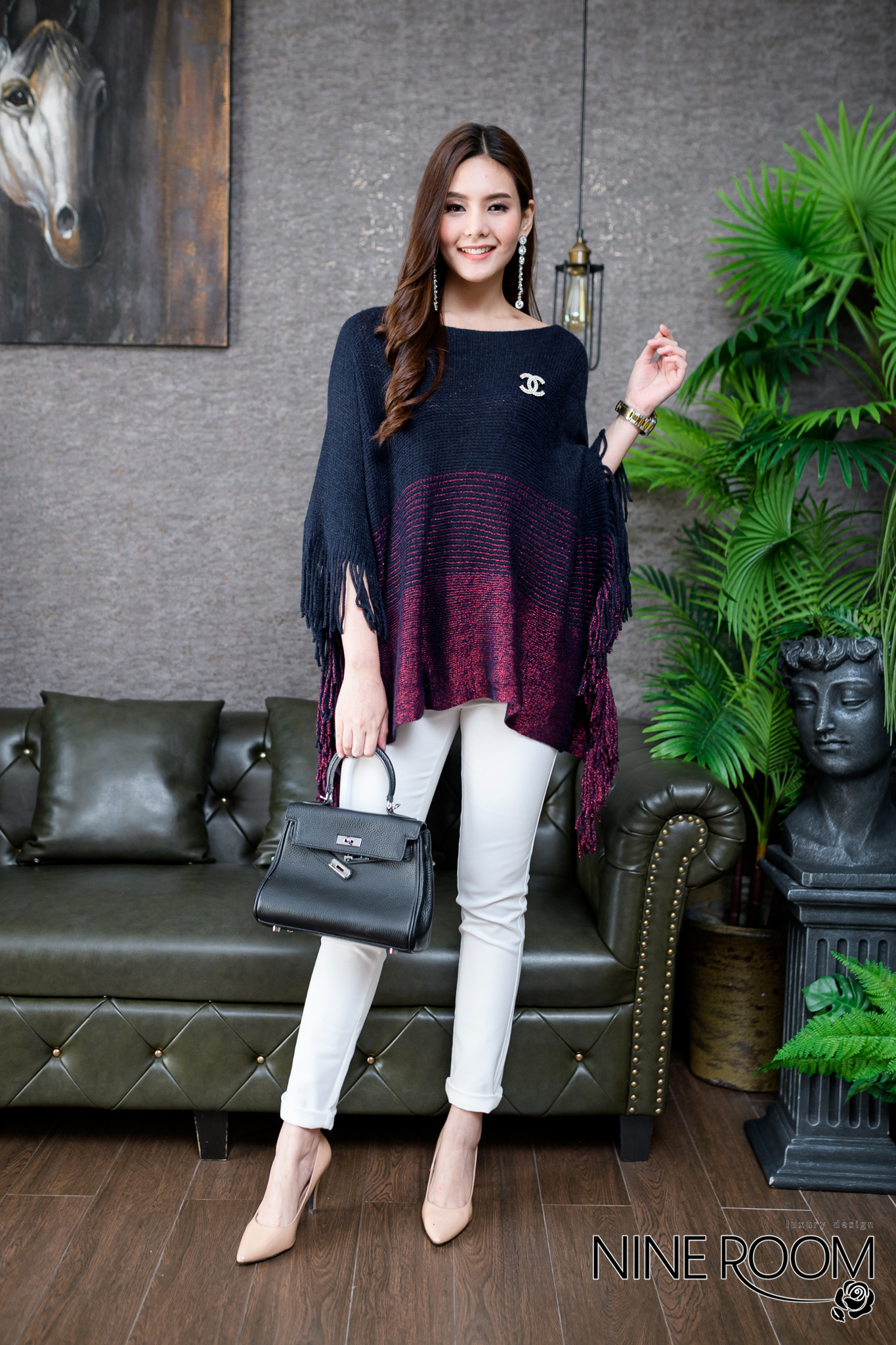 SaLe+++B2860**Nine Room** Cloak Bat Wing - เสื้อคลุมไหล่ทรงปีกค้างคาว คอปาดทางแบรนด์เลือกใช้ไหมพรมเกาหลีเกรดพรีเมี่ยมเนื้อผ้านุ่ม ใส่สบาย ไม่ระคายผิว โดดเด่นด้วยงานทอลายทูโทน นุ่มๆสวยๆ ไล่โทนสีทำให้ดูโดดเด่นพร้อมตกแต่งภู่ช่วงชายแขน ใส่สวย ใส่ง่าย เหมาะกับ