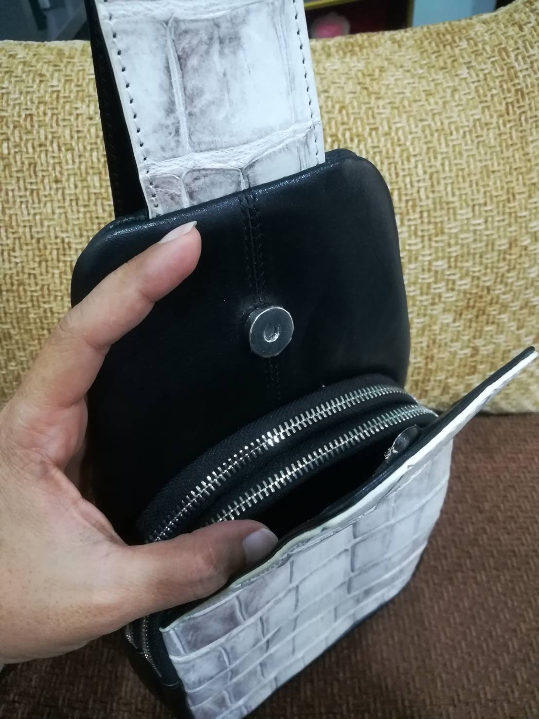 กระเป๋าหนังจระเข้แท้คาดไหล่, คาดหลัง, สะพายลำลอง