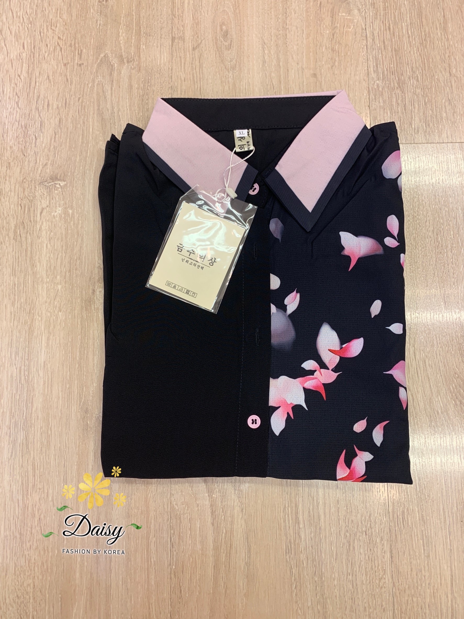 SaLe++B3575 เสื้อเชิ้ตคอปก ปกพิมพ์สีทูโทนค่ะ ผ้าซาตินซิลค์เนื้อสวยใส่สบาย พิมพ์ลายสวย ชุดกระดุมหน้า แมทง่ายใส่เข้ากับทุกชุดค่ะ 🌟สีดำ ลายกลีบดอกไม้ 🎗ไซส์ 🎗อก 38” 🎗ยาว 24”