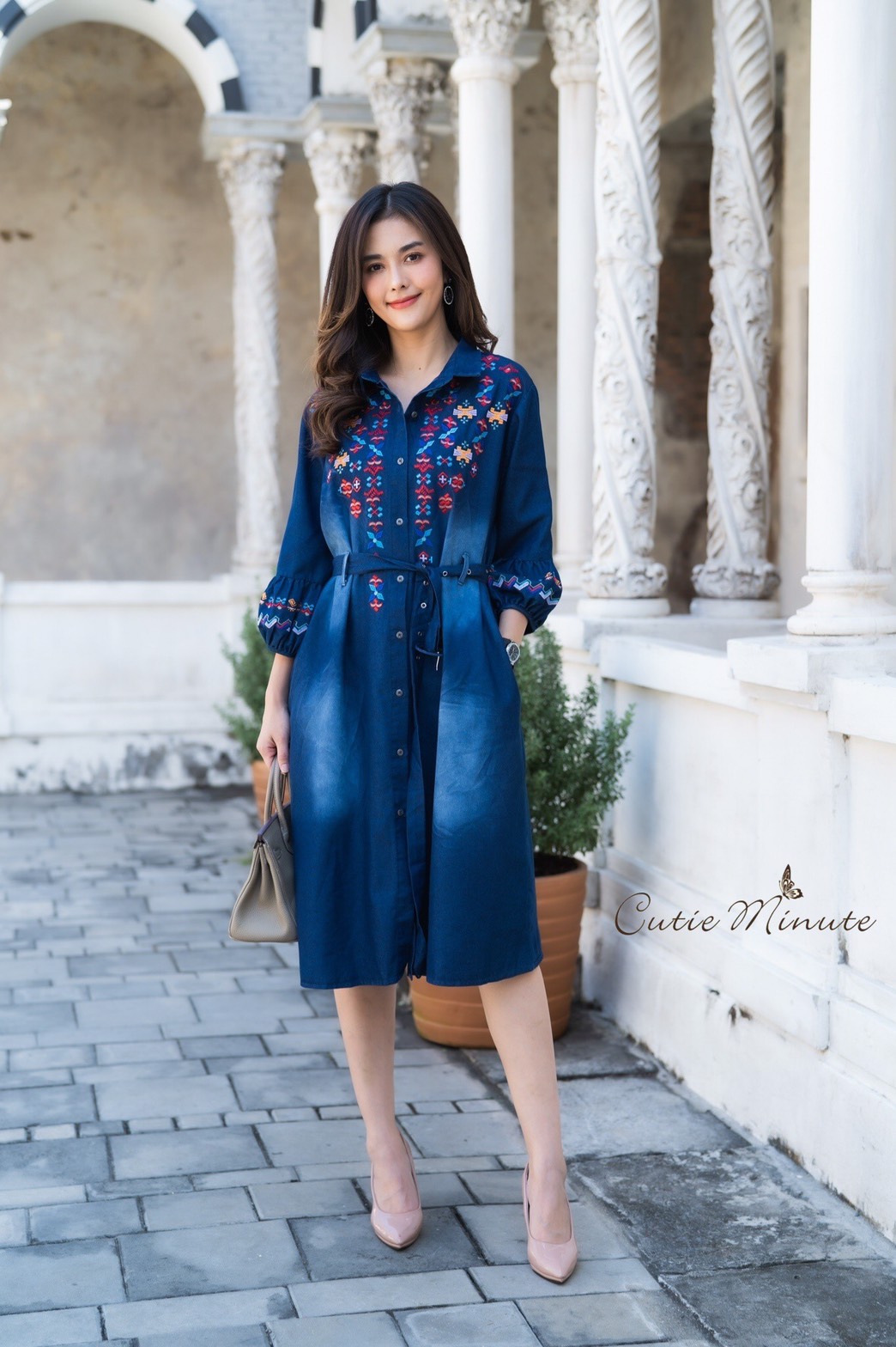 SaLe+++14082 Maxi+Mark เดรสผ้ายีนส์เกรดพรีเมี่ยม เนื้อผ้ามีความนุ่ม ผ้ายืดหยุ่นใส่สบาย แขนปลายพองเล็กๆงานฟอกสวยๆ ดีเทลปักลายสวยมากค่ะ มีกระเป๋า2ข้าง มาพร้อมกับเข็มขัด แยกชิ้นมากับชุด งานสวยเกรดระดับขึ้นห้างใส่แล้วสวยเก๋ ไม่ซ้ำใครนะคะ ** Mask ทรงสวยปรับเข้