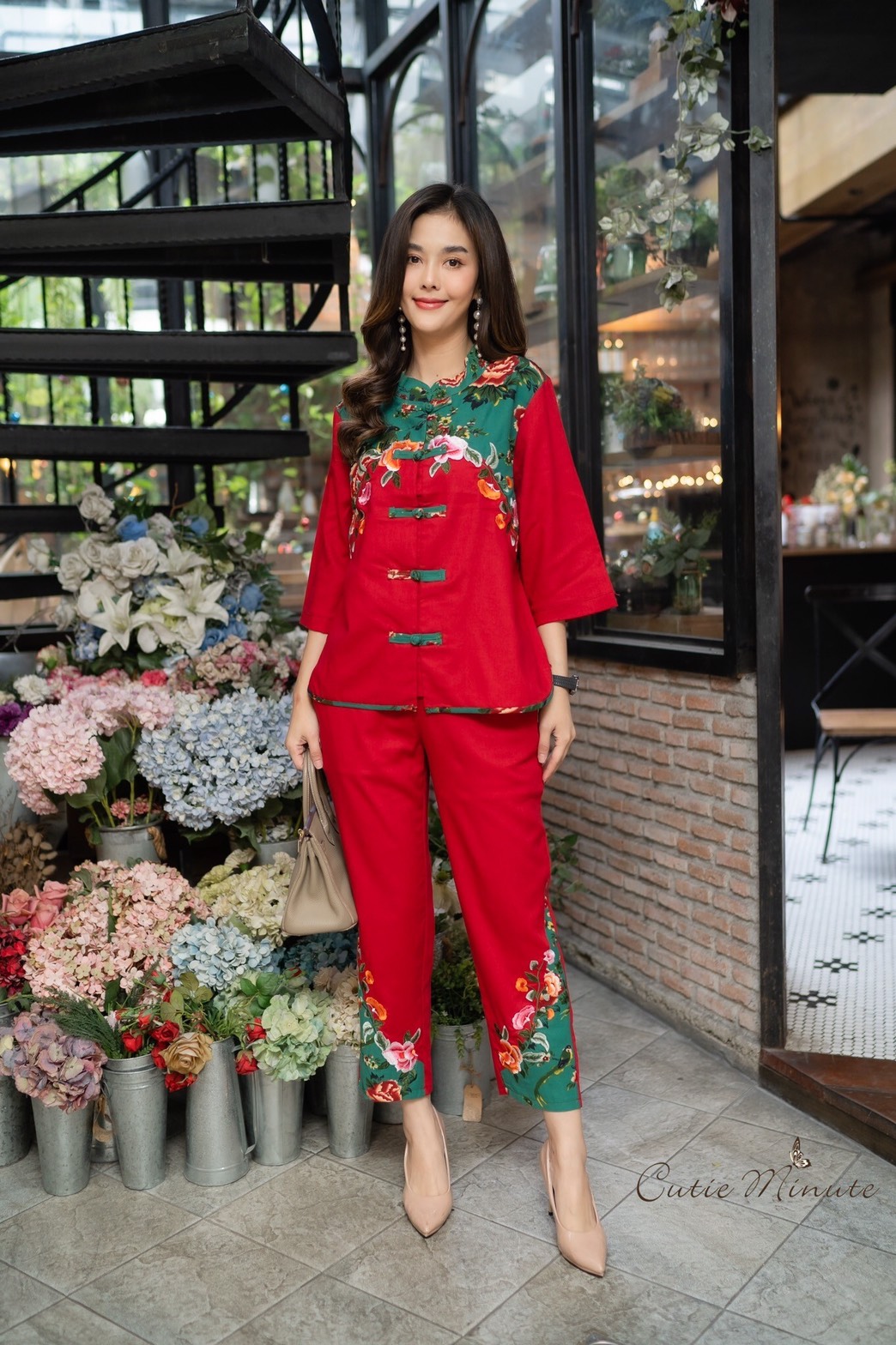 SaLe++#Cutie Minute 14110 ชุดเซ็ทผ้าลินินเกรดพรีเมี่ยม เนื้อผ้านิ่มกำลังดี ดีเทลตกแต่งด้วยงานปักผสมผ้าลายดอกไม้ กางเกงมีกระเป๋าซ่อน ชุดเเต่งด้วยกระดุมจีน กุ้นขอบที่ชายเสื้อ ชุดนี้สวยมากค่ะ ใส่ชุดเดียวสวยสมบูรณ์แบบเลยนะคะ หรือจะแยกชิ้นใส่แมทช์กับชุดอื่นก็ส