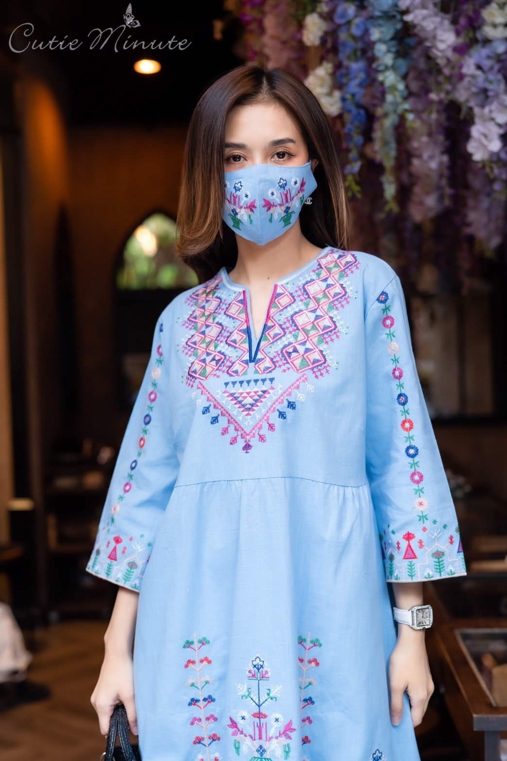 Sale++#CUTIE MINUTE 14041 เดรสลินิน+Maskผสมผ้าฝ้ายญี่ปุ่นเกรดพรีเมี่ยม งานปักอลังการทั้งตัว ทรงปล่อยๆสบายๆ ชุดใส่ง่าย ใส่เที่ยว ใส่อยู่บ้านตอนรับซัมเมอร์ได้สบายๆเลยค่ะ ** Mask ทรงสวยปรับเข้ากับโครงหน้า ใส่แล้วหน้าดูเรียวยาว ใช้ผ้ามัสลินอย่างดีซับด้านใน**