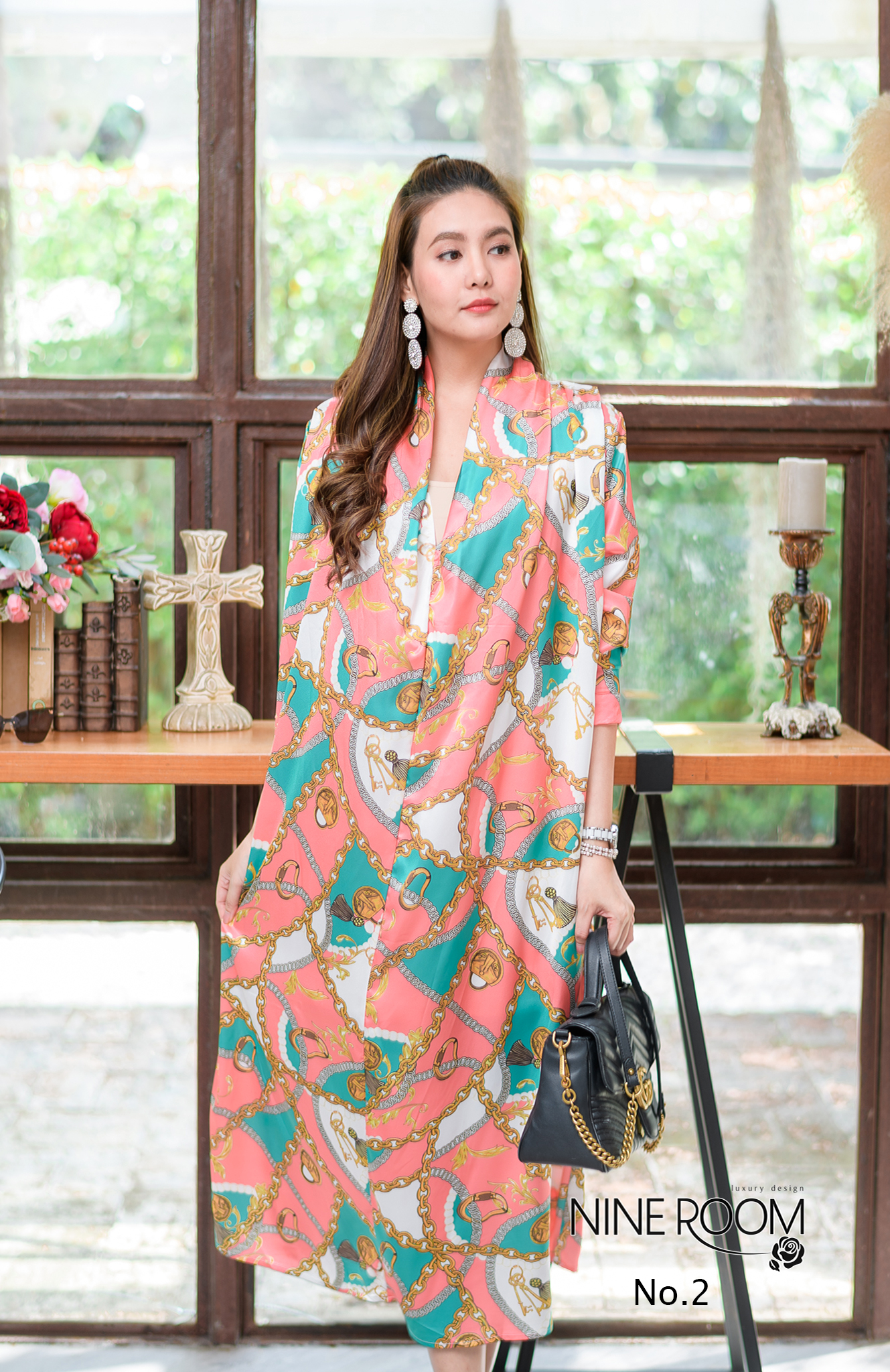 SaLe+++#Nine room 14088 MAXI DRESS - แม๊กซี่เดรสคอถ่วงส่วนด้านหลังจับจีบ เป็นทรงปล่อยๆ ใช้ผ้าซาตินผสมซิลล์เกรดพรีเมี่ยม(PREMIUM SATIN MIX SILK) ซึ่งรวมเอาคุณสมบัติที่ดีของผ้าทั้งสองแบบ ทำให้ตัวผ้าให้ผิวสัมผัสดี นุ่ม ใส่สบายมาก โดดเด่นด้วยงานพิมพ์สไตล์ไฮแบ