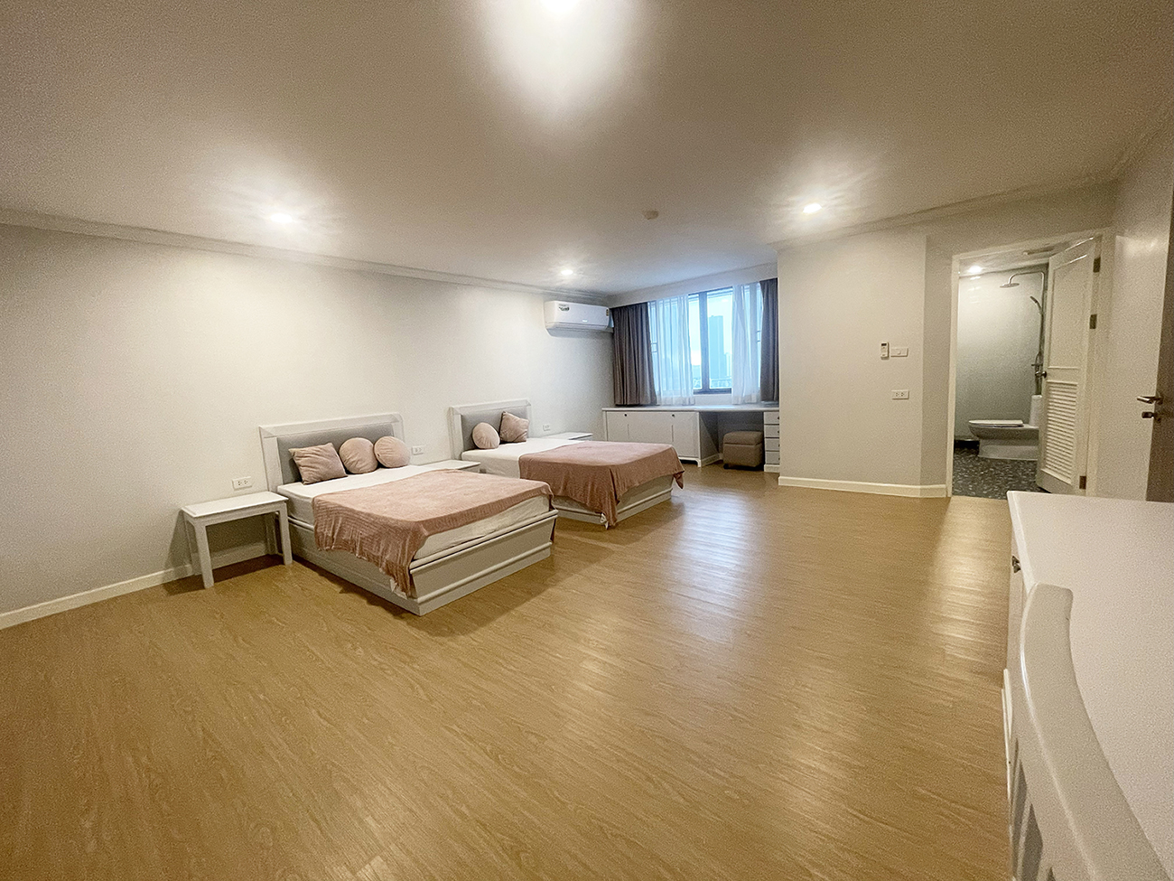 83511 ขายคอนโด ยูนิตพิเศษที่ Oriental Towers เอกมัย