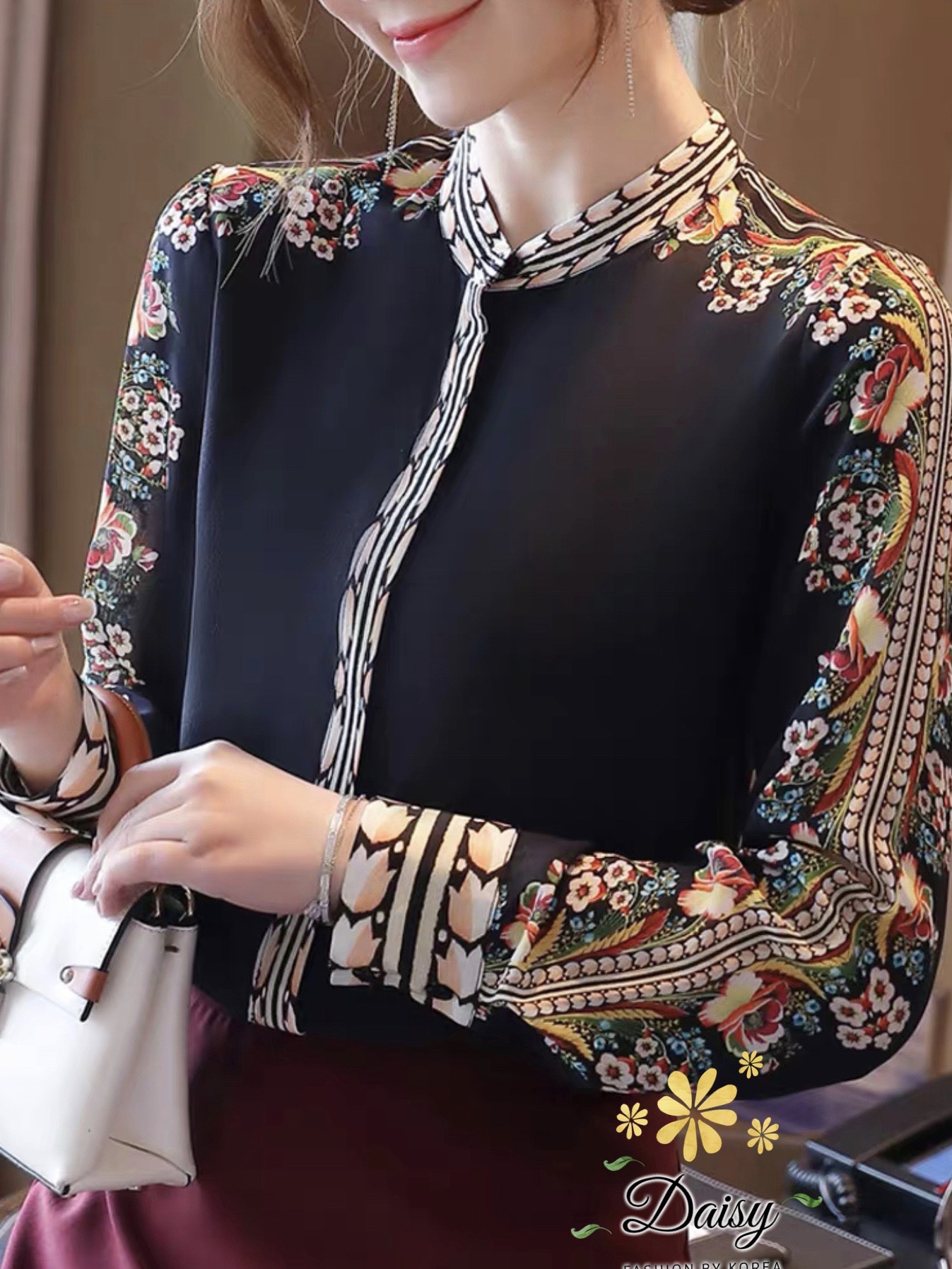 Sale++#Daisy B3567 เสื้อแขนยาวคอจีน ผ้าซาตินซิลค์พิมพ์ลายแถบสวยค่ะ เสื้อกระดุมหน้า ผ้านิ่มใส่สบาย ทรงใส่ง่าบ แมทช์ได้หลายชุดค่ะ 🌟สีดำ 🎗ไซส์ 🎗อก 40” 🎗ยาว 25”