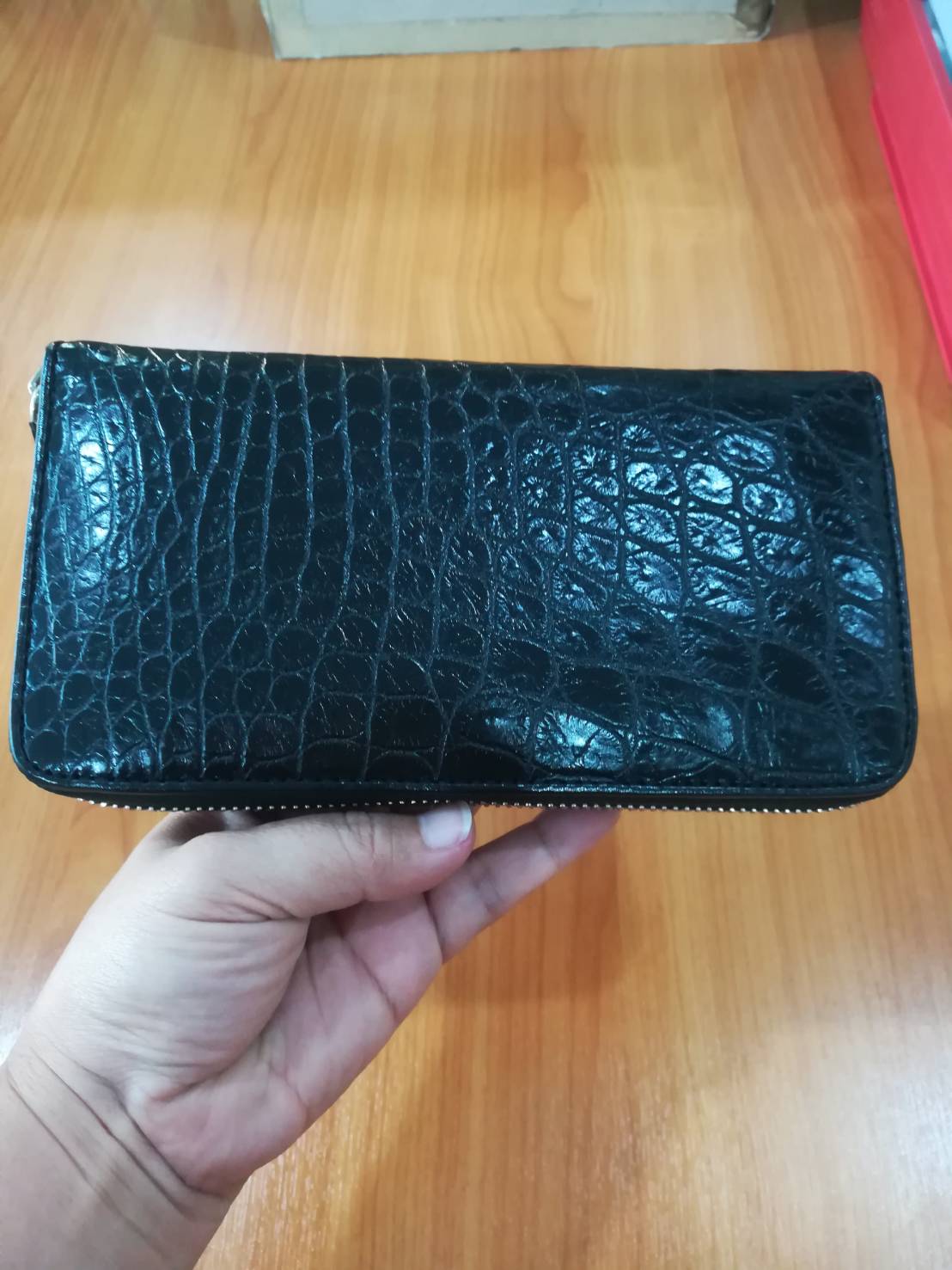 กระเป๋าหนังจระเข้แท้แบบซิปเดี่ยว; สีดำ