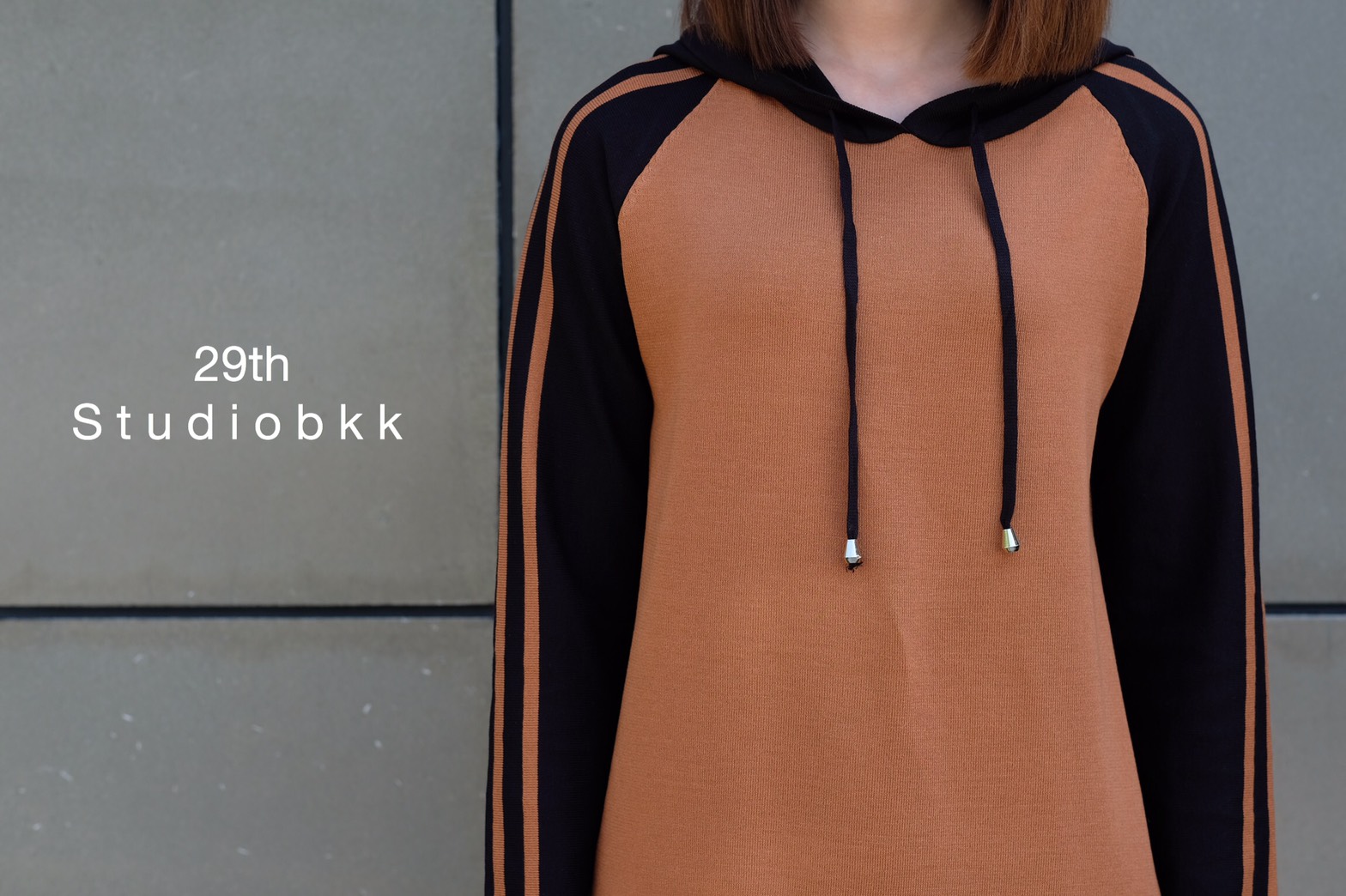 13841 อก40 #29thStudiobkk เดรสฮู้ดแขนยาว เนื้อผ้าคอตตอนเนื้อนิ่ม ใส่สบายสุดๆค่า แขนแต่งแถบ ใส่เที่ยวชิลๆได้เลย หนาวนี้ห้ามพลาดเลยค่า ▪️สี | โกโก้, ส้มอิฐ อก 40” เอว 38” สะโพก 40” ความยาว 37.5”