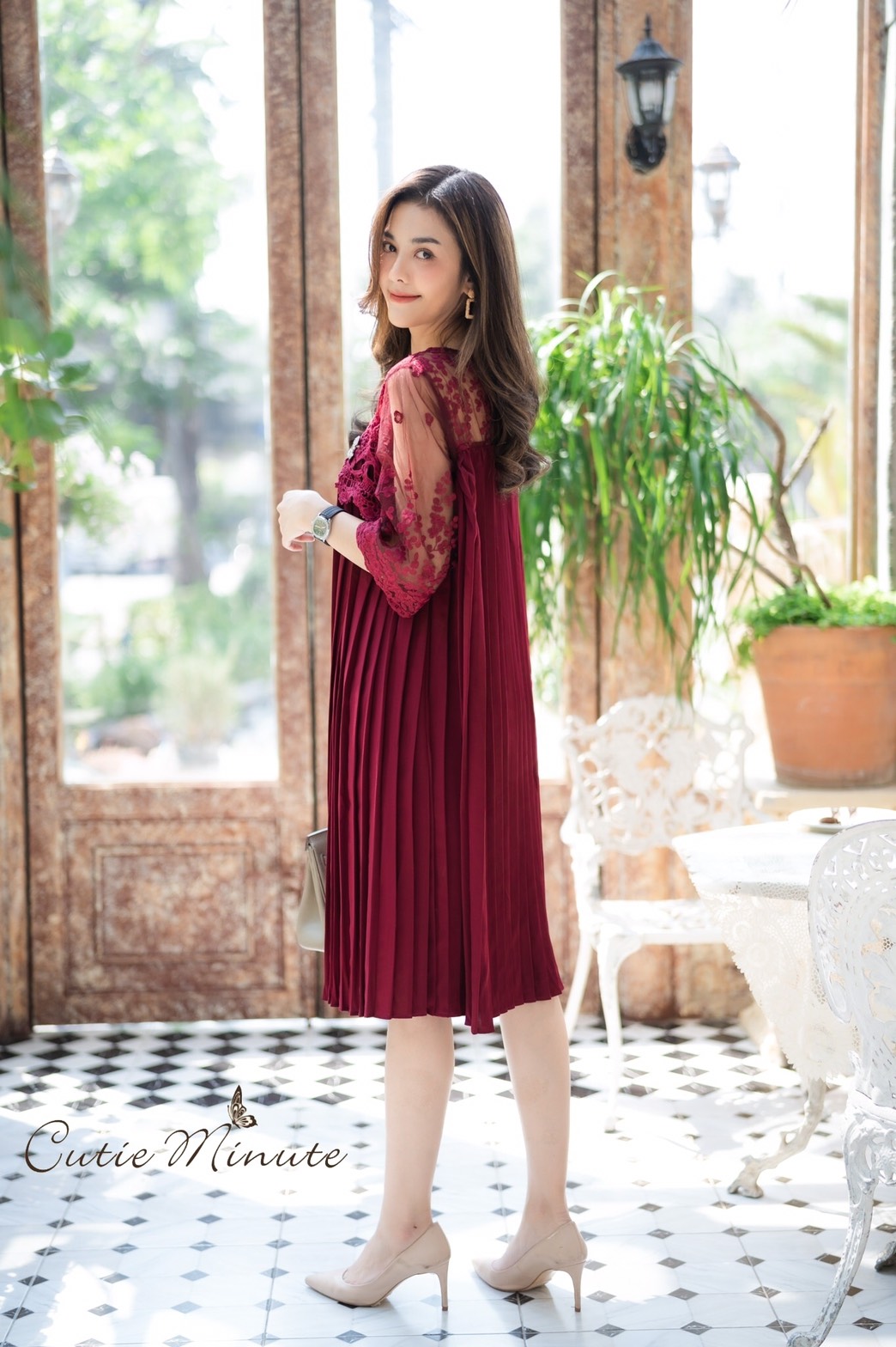 Sale+++#Cutie Minute 14104 เดรสผ้าชีฟองเกาหลีเกรดพรีเมี่ยม เนื้อผ้าดีมากค่ะ อัดพลีทแน่นๆ ด้านบนใช้ผ้าออเเกนซ่างานปักลูกไม้สุดหรูเริ่ด เดรสทรงโอเวอร์ไซส์ใส่เก๋ๆ สวยครบจริงๆค่ะ ใส่ไปงานดูดีสุดสุด งานสวยตัดเย็บดีเนี๊ยบ มี 5 สี เลือดหมู กรม ชมพูกลีบบัว (สีใหม