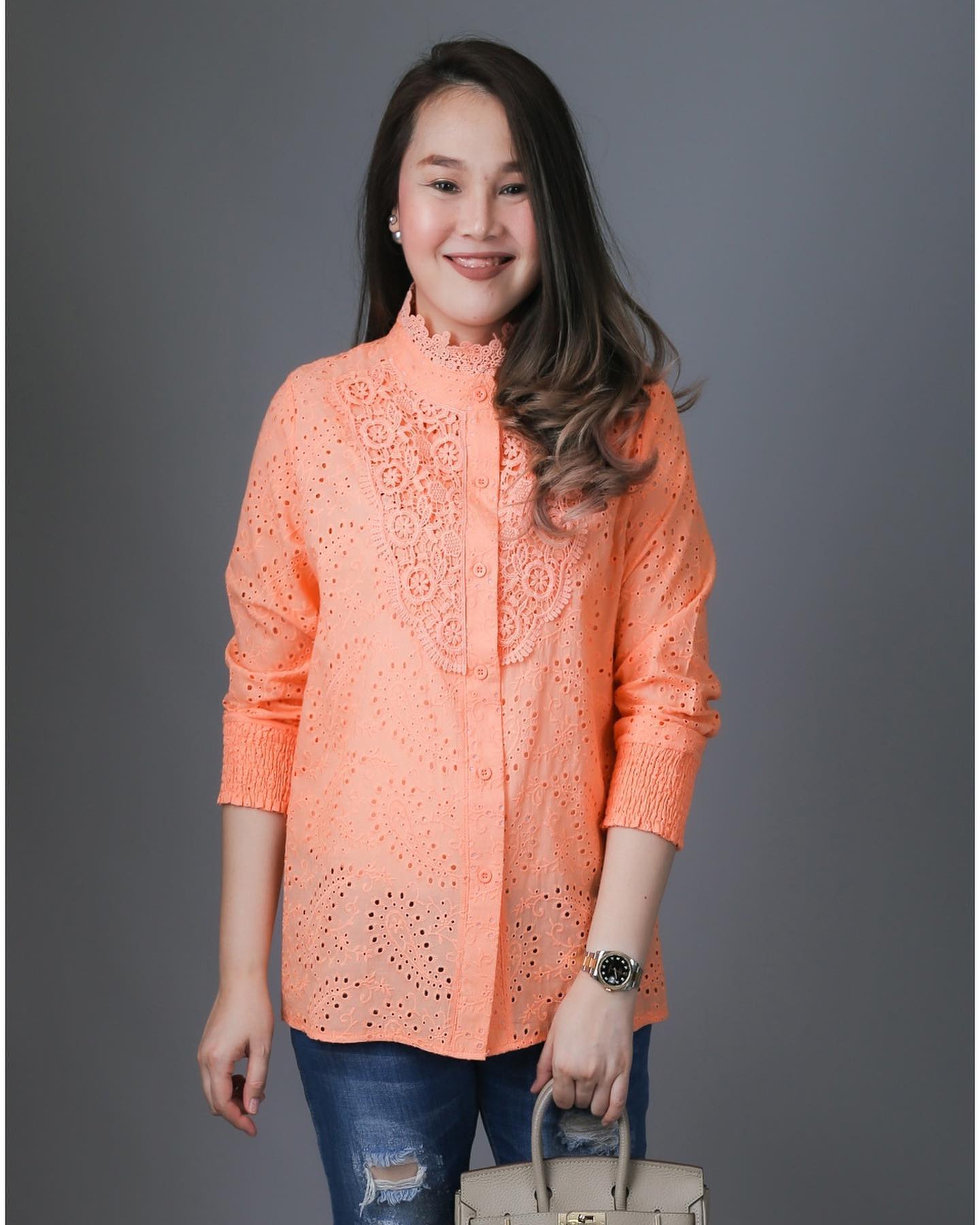 Sale+++#Blueberry Nights B3676 New เสื้อคอตต้อนทีเชิ้ตแบรนด์เนมเกาหลี ผ้าคอตต้อนเกรดพรีเมี่ยม เนื้อดีมากสัมผัสนุ่มเบาใส่สบายค่ะ แพทเทิร์นเสื้อทีเชิ้ต ดีเทลผ้าคอตต้อนฉลุปักลายสวยทั้งตัว กระดุมหน้ายาวตลอด ช่วงอกประดับลูกไม้สวยหรู ปลายแขนยางยืด เหมาะสำหรับสา