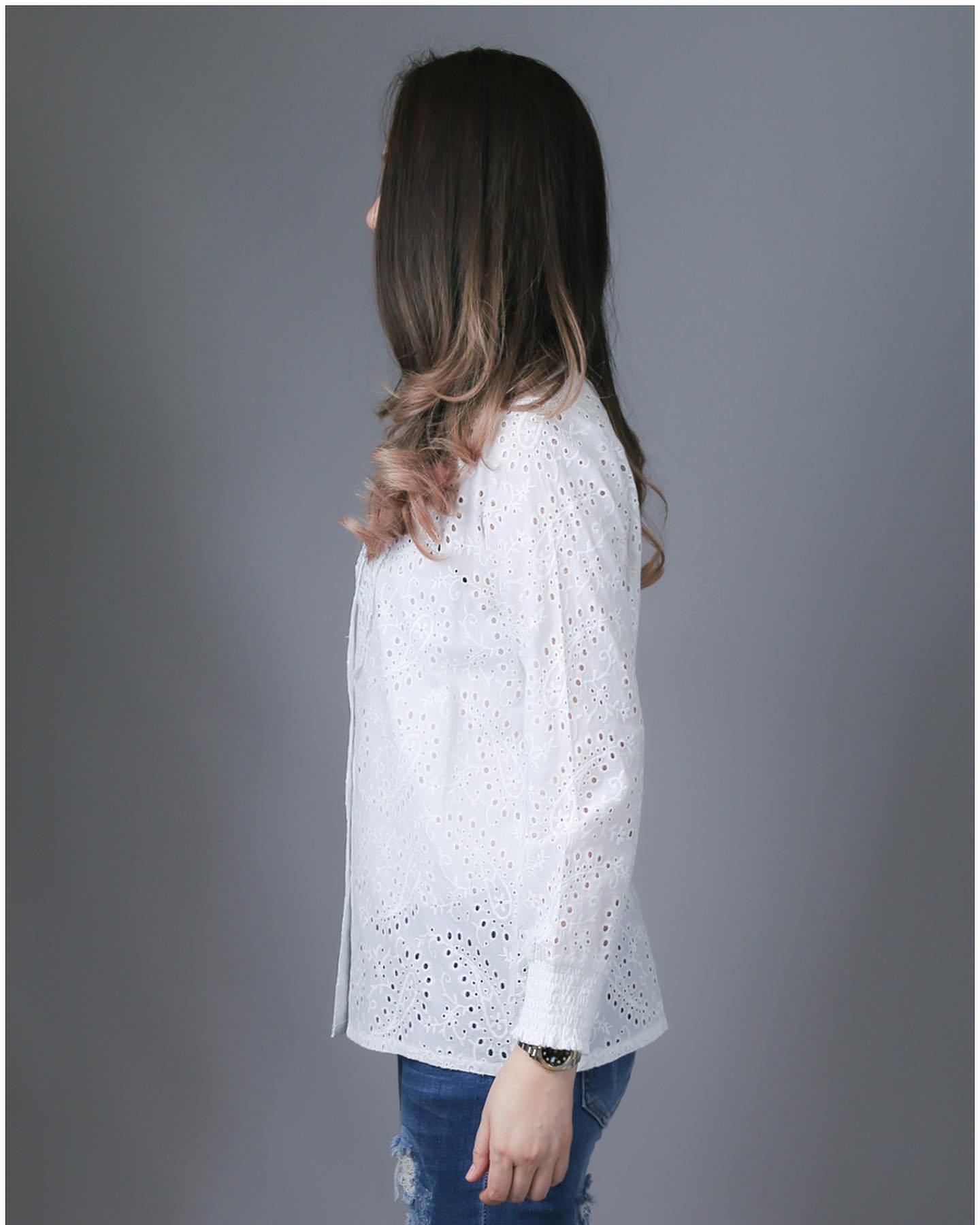 Sale+++#Blueberry Nights B3676 New เสื้อคอตต้อนทีเชิ้ตแบรนด์เนมเกาหลี ผ้าคอตต้อนเกรดพรีเมี่ยม เนื้อดีมากสัมผัสนุ่มเบาใส่สบายค่ะ แพทเทิร์นเสื้อทีเชิ้ต ดีเทลผ้าคอตต้อนฉลุปักลายสวยทั้งตัว กระดุมหน้ายาวตลอด ช่วงอกประดับลูกไม้สวยหรู ปลายแขนยางยืด เหมาะสำหรับสา