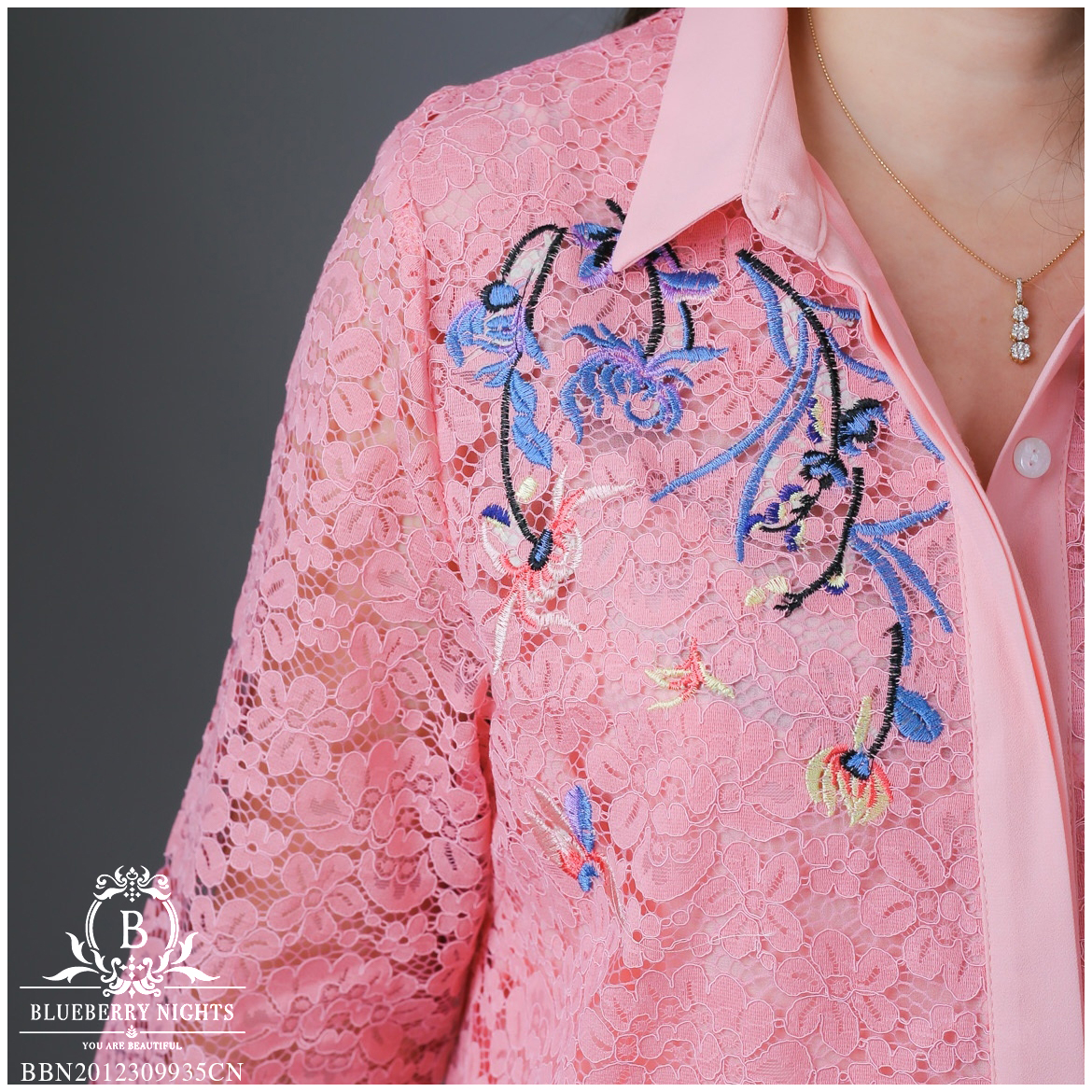 Sale+++B3629 เสื้อเชิ้ตลูกไม้อิตาลีปักลายดอกไม้ ผ้าลูกไม้อิตาลีเกรดพรีเมี่ยมเนื้อนุ่มเบาใส่สบายมากค่ะ แพทเทิร์นเสื้อเชิ้ตกระดุมหน้ายาวตลอด ดีเทลด้านหน้าปักดิ้นลายดอกไม้สวยหรูค่ะ มีซับในทั้งตัว ♡เหมาะสำหรับสาวๆรอบอก(36-44)♡ รุ่นใหม่ ขายดีมากๆ