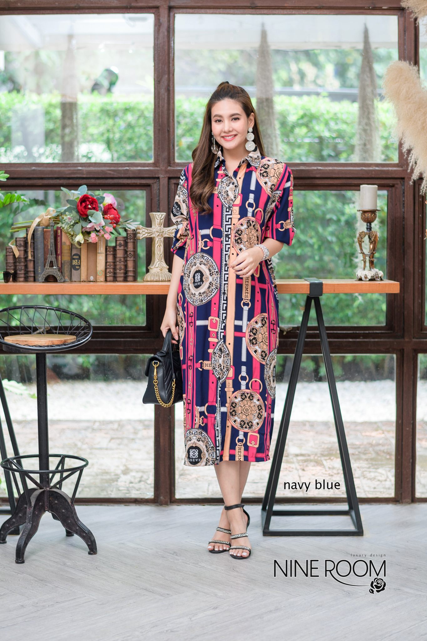 SaLe+++#Nine Room 14106 MAXI SHIRT - แม๊กซี่เชิ๊ตแขนยาวคอปก พร้อมสาบกระดุมยาวด้านหน้า ใช้ผ้าโพลี่ฯผสมซิลล์เกรดพรีเมี่ยม (PREMIUM POLY MIX SILK ) เนื้อผ้าดี ตัวผ้านุ่ม ไม่คัน มีความโดดเด่นด้วยงานพิมพ์ลายไฮแบรนด์ทั้งตัว มาพร้อมกระเป๋าข้างค่ะ •Color |3สี 1.