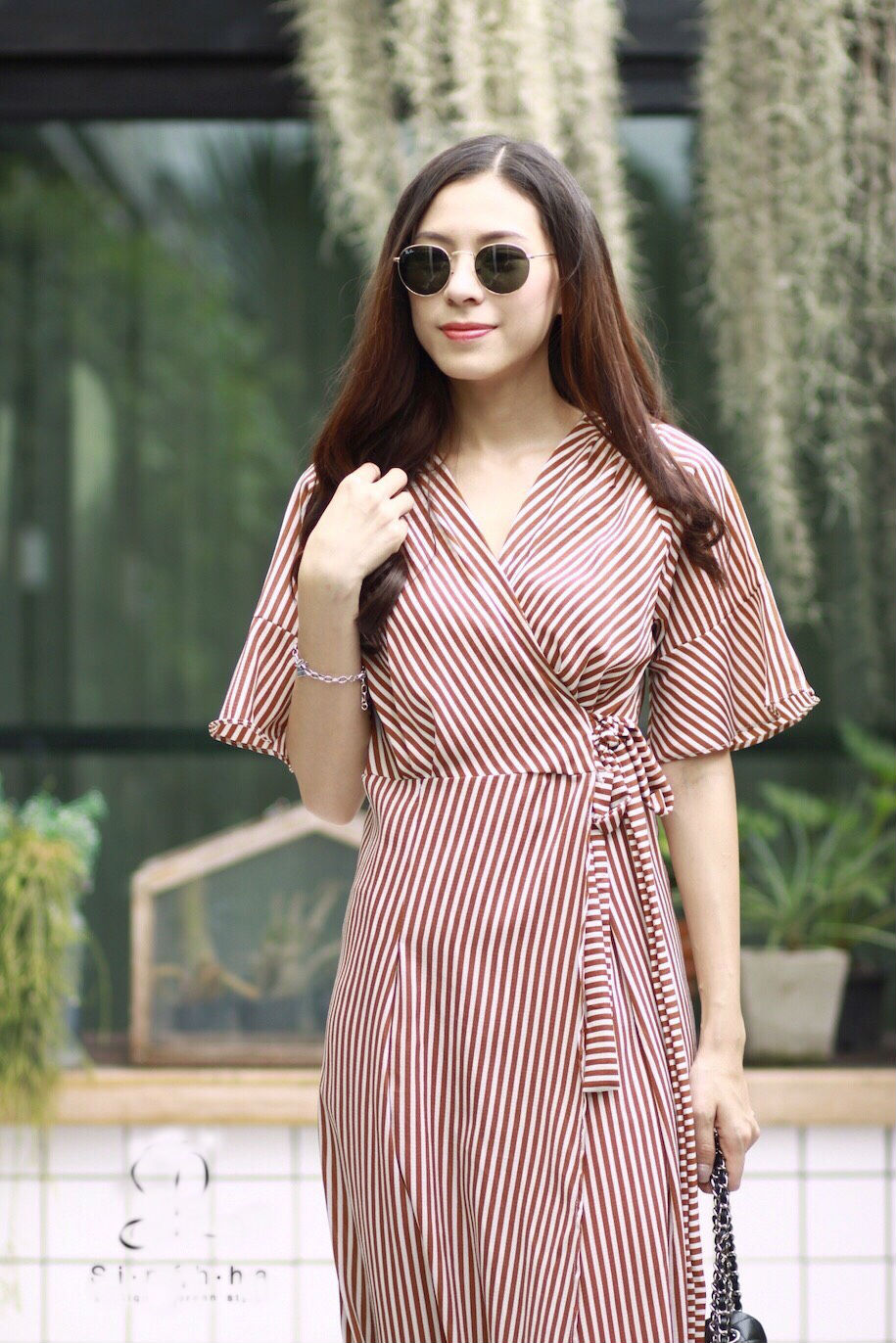 MD0035 เสื้อผ้าแฟชั่นเกาหลี เดรสเกาหลี เดรสยาว เดรสแฟชั่น แม็กซี่เดรส Maxidress เดรสลายทาง Maxi Dress (สีน้ำตาล)