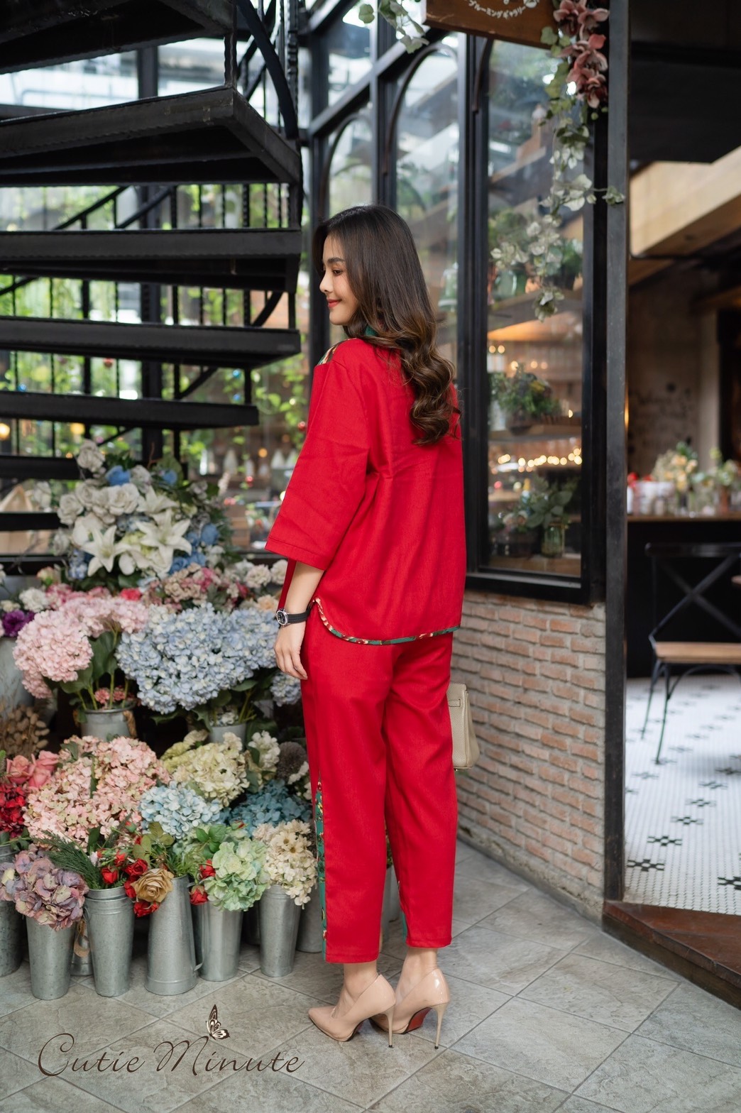 SaLe++#Cutie Minute 14110 ชุดเซ็ทผ้าลินินเกรดพรีเมี่ยม เนื้อผ้านิ่มกำลังดี ดีเทลตกแต่งด้วยงานปักผสมผ้าลายดอกไม้ กางเกงมีกระเป๋าซ่อน ชุดเเต่งด้วยกระดุมจีน กุ้นขอบที่ชายเสื้อ ชุดนี้สวยมากค่ะ ใส่ชุดเดียวสวยสมบูรณ์แบบเลยนะคะ หรือจะแยกชิ้นใส่แมทช์กับชุดอื่นก็ส