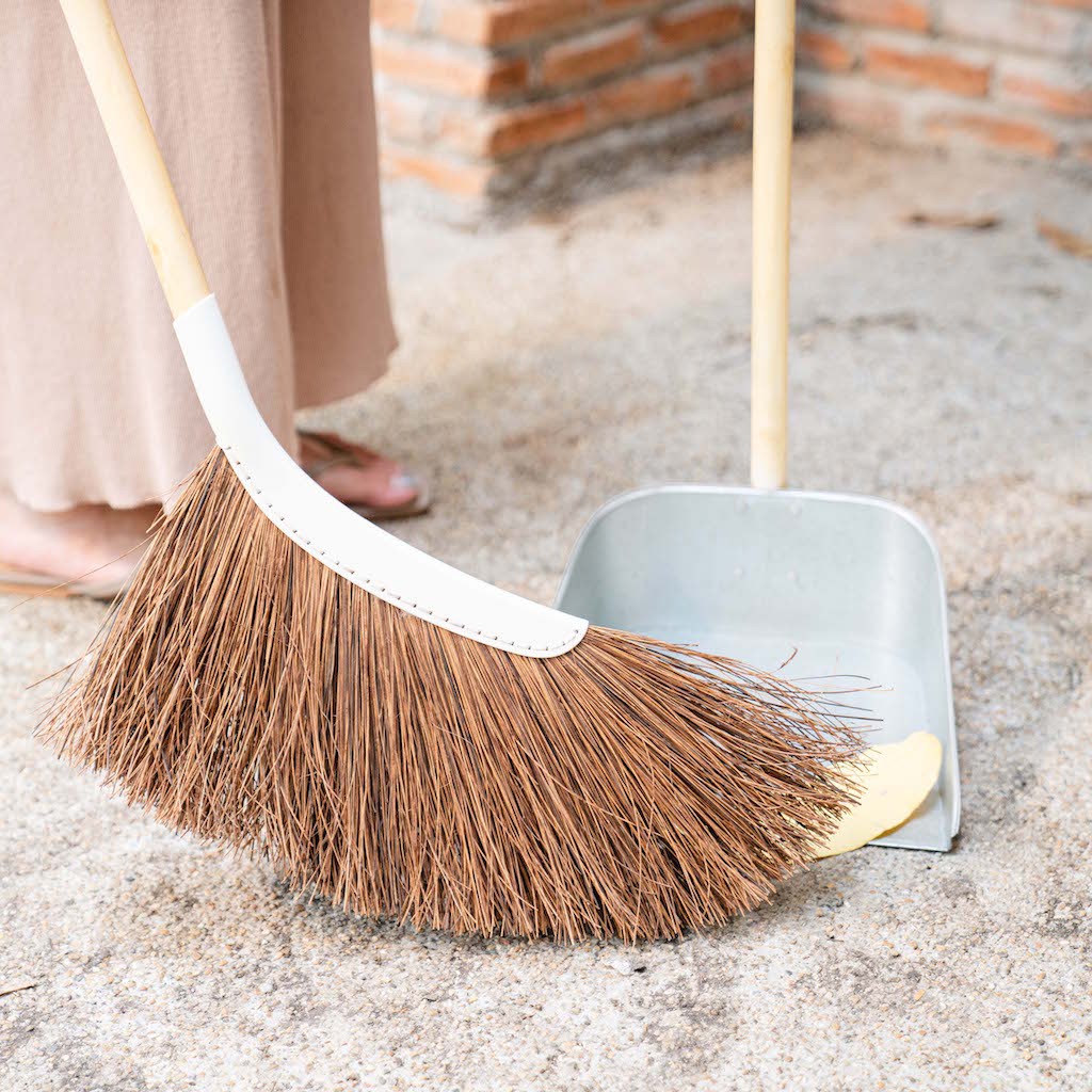 ชุดไม้กวาดเสี้ยนตาลพร้อมที่โกย ทำจากเสี้ยนตาลเคลื่อบสี กันน้ำและที่โกยเหล็กเนื้อดี ใช้ร่วมกันในการกวาดภายนอกบ้าน