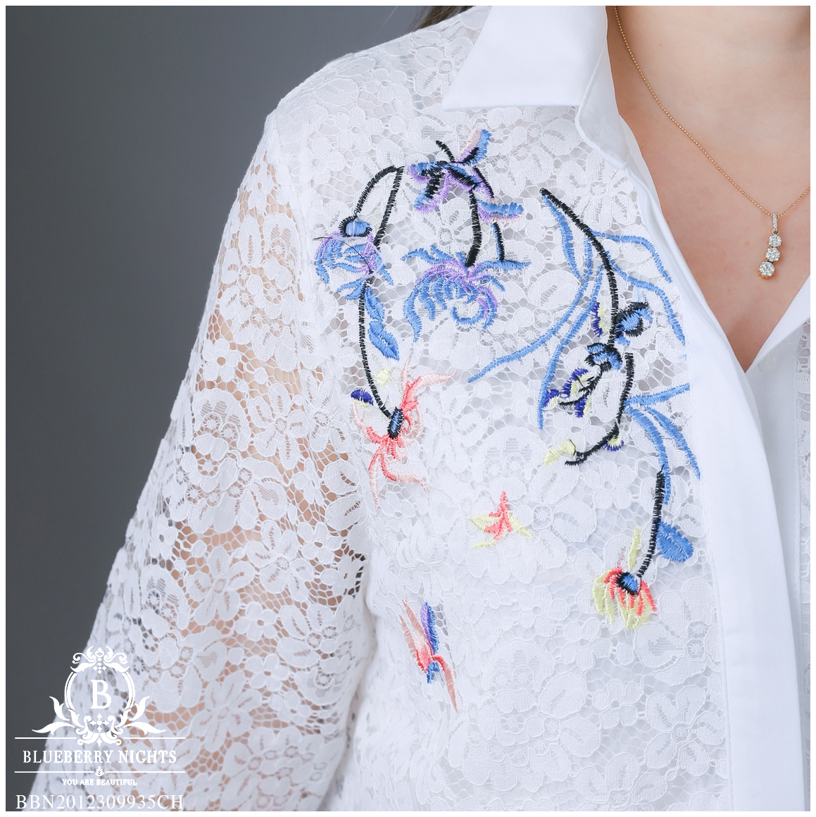 Sale+++B3629 เสื้อเชิ้ตลูกไม้อิตาลีปักลายดอกไม้ ผ้าลูกไม้อิตาลีเกรดพรีเมี่ยมเนื้อนุ่มเบาใส่สบายมากค่ะ แพทเทิร์นเสื้อเชิ้ตกระดุมหน้ายาวตลอด ดีเทลด้านหน้าปักดิ้นลายดอกไม้สวยหรูค่ะ มีซับในทั้งตัว ♡เหมาะสำหรับสาวๆรอบอก(36-44)♡ รุ่นใหม่ ขายดีมากๆ