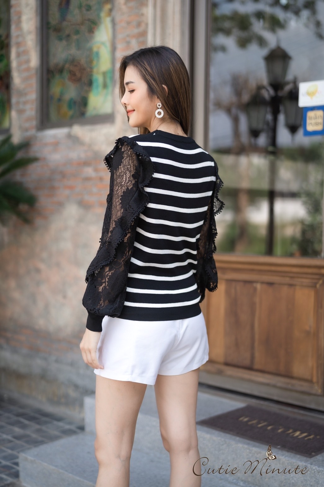 Sale++B3304**เสื้อไหมพรมลายริ้วเกรดพรีเมียม เนื้อแน่นสวยมากค่ะ แขนแต่งระบายลูกไม้เกรดพรีเมียมเข้ากันสุดๆค่ะ มาพร้อมเข็มกลัดโบว์เพชร+มุก(ถอดได้) ใส่คู่กับตัวไหนๆก็สวยนะคะ มี 2 สี ขาว ดำ อก ฟรีไซส์ 40"-48”++ เอว ฟรีไซส์ 40"-48”++ สะโพก ฟรีไซส์ 38&