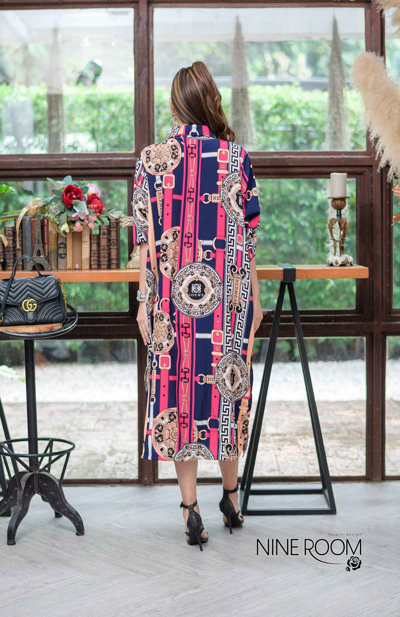 SaLe+++#Nine Room 14106 MAXI SHIRT - แม๊กซี่เชิ๊ตแขนยาวคอปก พร้อมสาบกระดุมยาวด้านหน้า ใช้ผ้าโพลี่ฯผสมซิลล์เกรดพรีเมี่ยม (PREMIUM POLY MIX SILK ) เนื้อผ้าดี ตัวผ้านุ่ม ไม่คัน มีความโดดเด่นด้วยงานพิมพ์ลายไฮแบรนด์ทั้งตัว มาพร้อมกระเป๋าข้างค่ะ •Color |3สี 1.