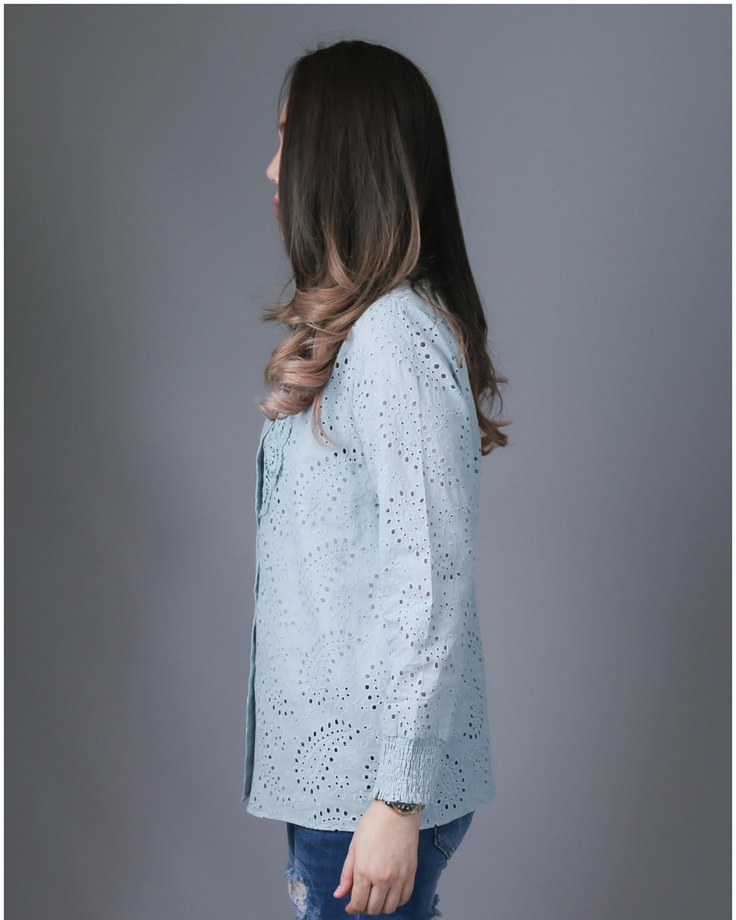 Sale+++#Blueberry Nights B3676 New เสื้อคอตต้อนทีเชิ้ตแบรนด์เนมเกาหลี ผ้าคอตต้อนเกรดพรีเมี่ยม เนื้อดีมากสัมผัสนุ่มเบาใส่สบายค่ะ แพทเทิร์นเสื้อทีเชิ้ต ดีเทลผ้าคอตต้อนฉลุปักลายสวยทั้งตัว กระดุมหน้ายาวตลอด ช่วงอกประดับลูกไม้สวยหรู ปลายแขนยางยืด เหมาะสำหรับสา