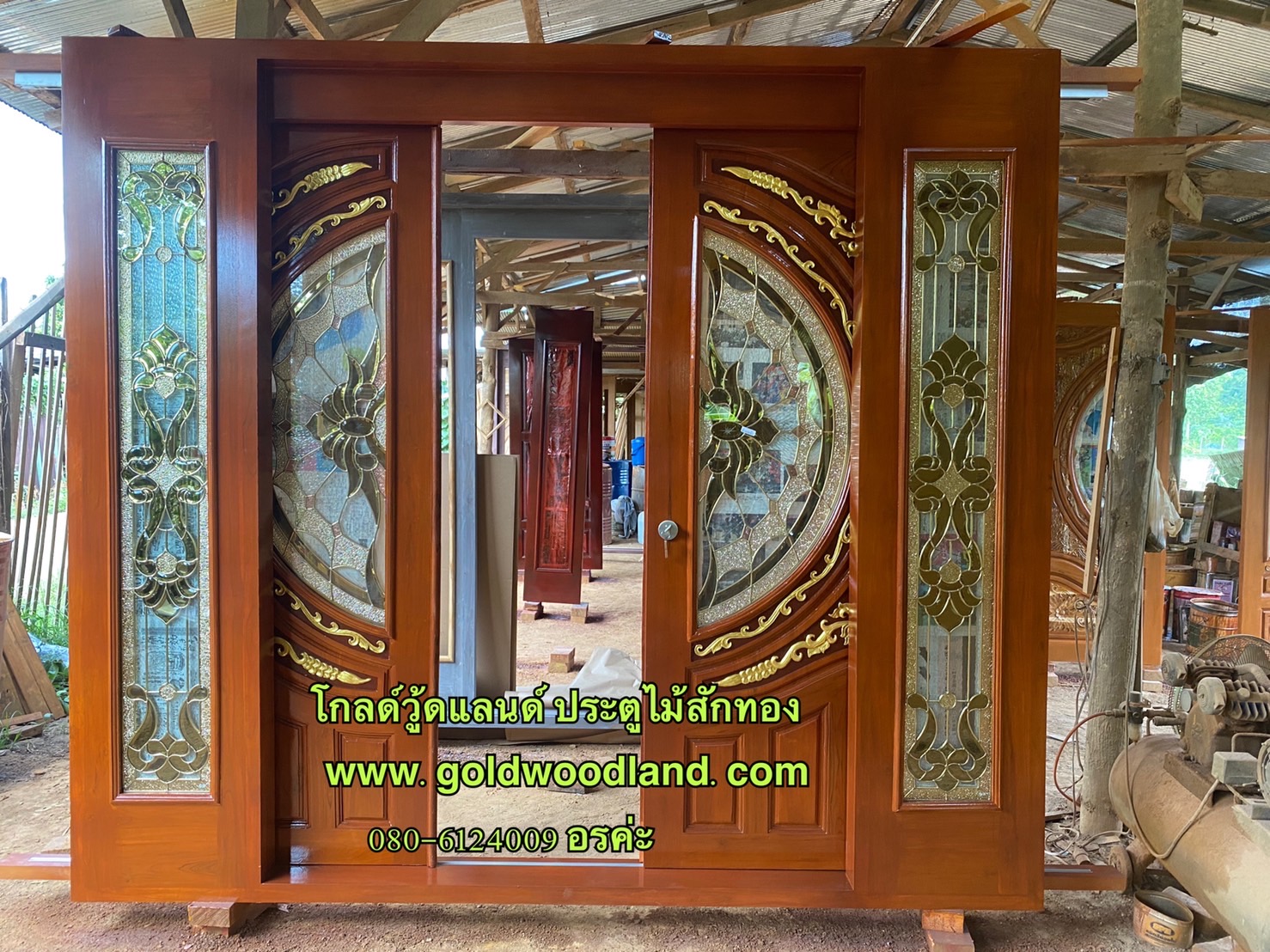 ประตูไม้บานเลื่อนหน้าบ้าน