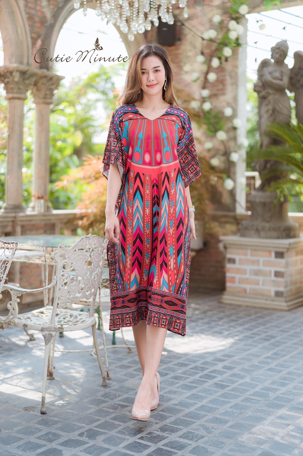 SaLe++#Cutie Minute 13954**MAXI เดรสผ้าโพลีเอสเตอร์เนื้อนิ่ม พิมพ์ลวดลายเส้นกราฟฟิก ทรงค้างคาวเหมาะกับ summer นี้เลยค่ะ อก ฟรีไซส์ 48" เอว ฟรีไซส์ 52" สะโพก ฟรีไซส์ 58" วงแขนบน 22" แขนยาว 14" (จากต้นคอ) ขอบแขนล่าง ฟรีไซส์ เดรสยาว