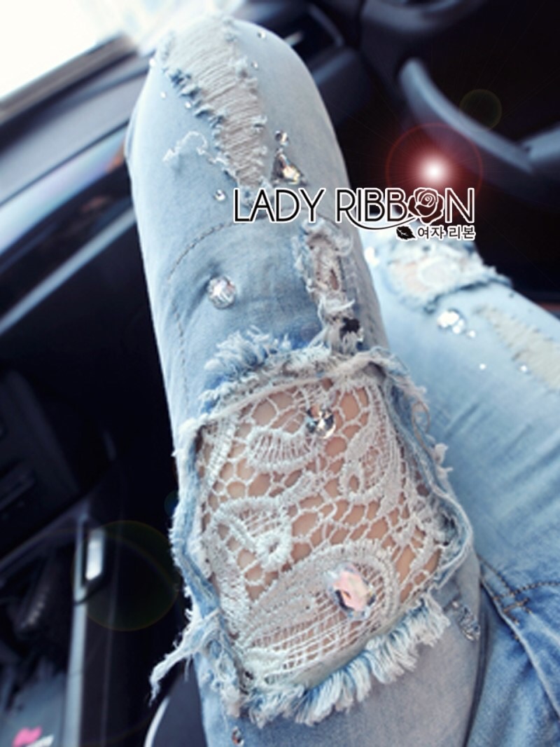 Sale++Lady Ribbon**PA0323**(M) Lady Sophie Embellished Lace Ripped Skinny Jeans กางเกงยีนส์ขายางทรงสกินนี่แบบขาดๆประดับผ้าลูกไม้และตกแต่งคริสตัล ตัวนี้ใส่แล้วเก๋ไม่เหมือนใครเลยจริงๆค่ะ ไม่ได้เป็นแค่กางเกงยีนส์ธรรมดาๆ แต่เพิ่มรายละเอียดที่น่าสนใจด้วยการฉีก