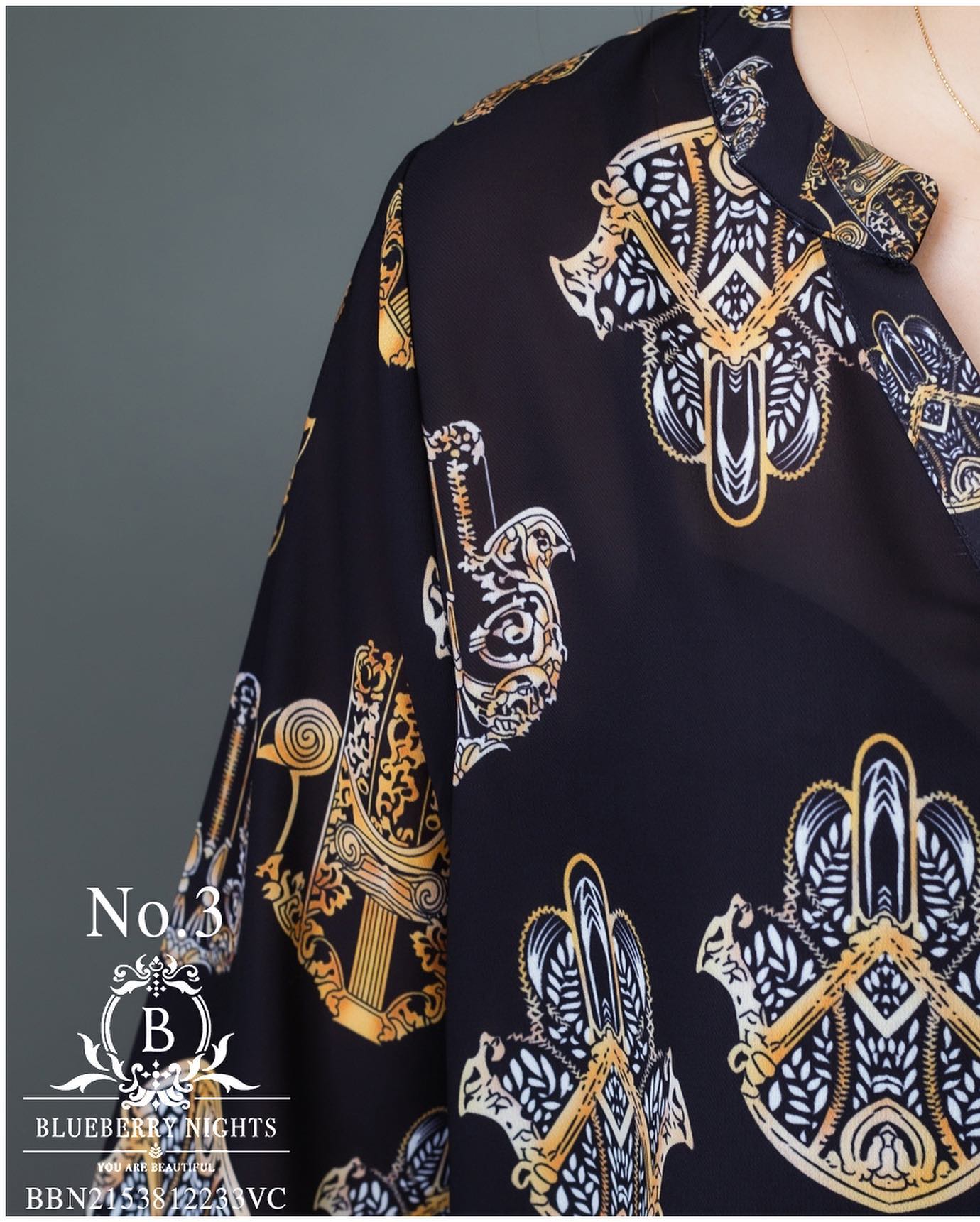 SaLe++ #Blueberry Nights B3679 NEW พรีเมี่ยมคลาสสิคเสื้อแบรนด์เนมทีเชิ้ตคอวีแขนยาว ผ้าโพลีเอสเตอร์ผสมเนื้อนุ่มเกรดพรีเมี่ยม ตัดเย็บสวยเนี้ยบสไตล์แบรนด์เนมสุดหรู แพทเทิร์นเสื้อคอวีแขนยาว ปลายแขนยางยืดสุดเก๋ พิมพ์ลายสีคมชัดสวยเป๊ะ เหมาะสำหรับสาวๆๆรอบอก(36-4