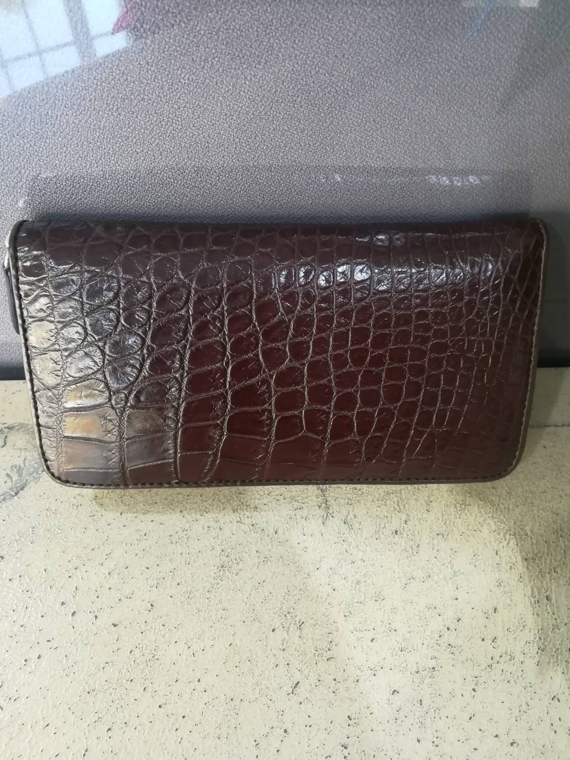 กระเป๋าหนังจระเข้แท้แบบซิปเดี่ยว; สีน้ำตาล