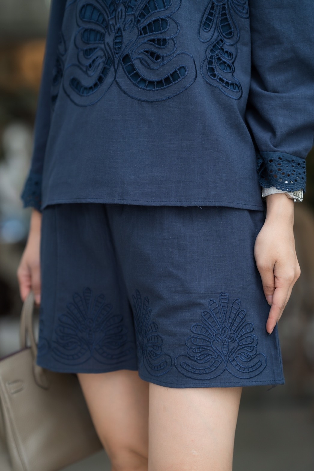 SaLe++14015**ชุดเซ็ท+Maskขาสั้นผ้าลินินเกรดพรีเมี่ยม เนื้อผ้าดี งานดีเทลปักฉลุทั้งตัวสวยมากค่ะ อลังการสุดๆ แต่งขอบตัวผ้าลูกไม้ ชุดเซ็ทดีไซน์สวยเก๋ มีซับในทั้งชุด กางเกงมีกระเป๋าซ่อน ชุดสวยผ้าดีใส่สบาย เหมาะกับอากาศบ้านเรามากๆค่ะ ** Mask ทรงสวยปรับเข้ากับโ