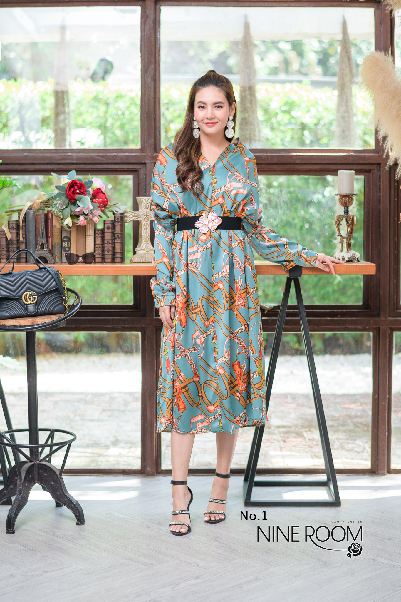 SaLe+++#Nine room 14088 MAXI DRESS - แม๊กซี่เดรสคอถ่วงส่วนด้านหลังจับจีบ เป็นทรงปล่อยๆ ใช้ผ้าซาตินผสมซิลล์เกรดพรีเมี่ยม(PREMIUM SATIN MIX SILK) ซึ่งรวมเอาคุณสมบัติที่ดีของผ้าทั้งสองแบบ ทำให้ตัวผ้าให้ผิวสัมผัสดี นุ่ม ใส่สบายมาก โดดเด่นด้วยงานพิมพ์สไตล์ไฮแบ